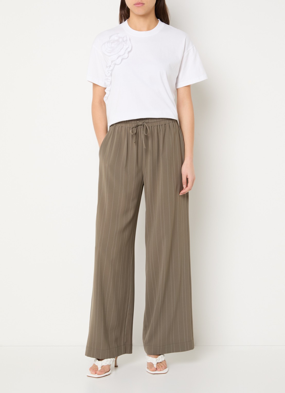 French Connection Rosette Ruffle T-shirt met applicatie - voorkant 3 wit