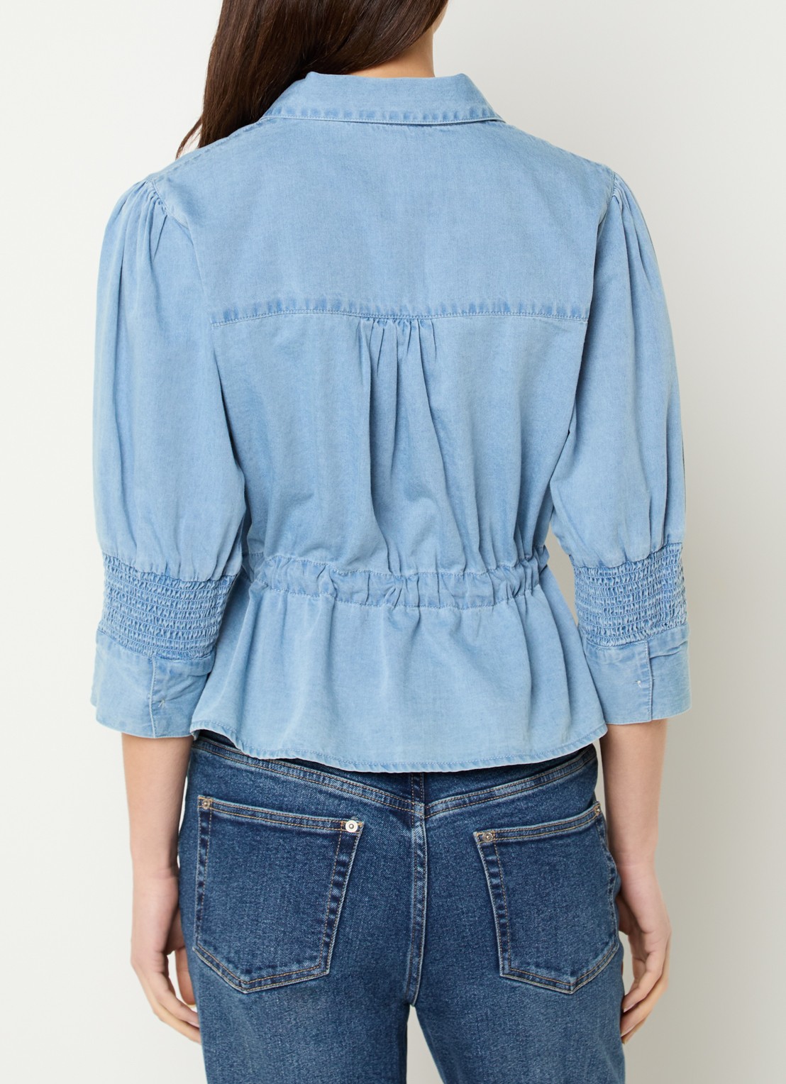 French Connection Zaves blouse van chambray met strikceintuur - achterkant lichtblauw