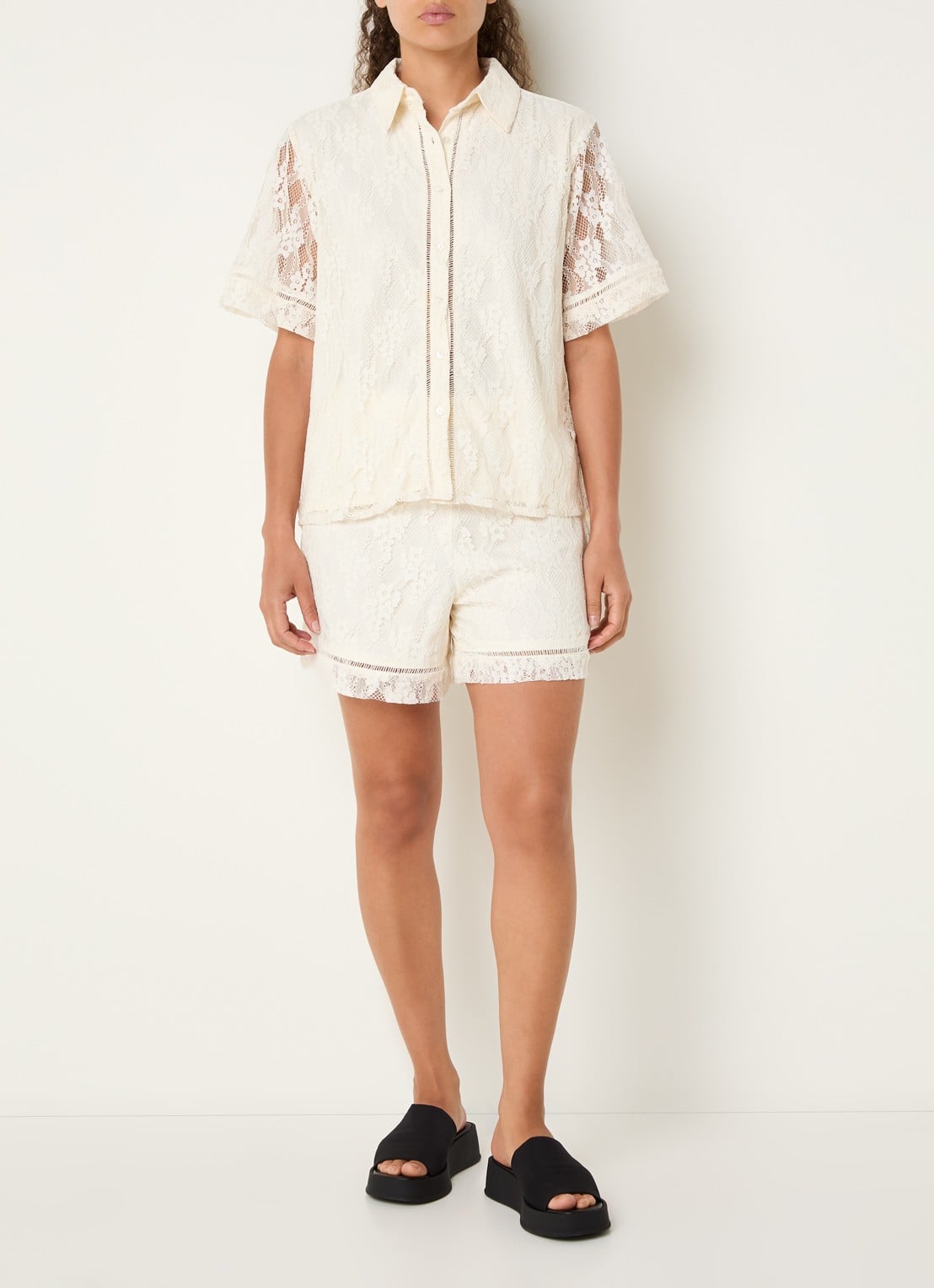 French Connection Zoe high waist straight fit korte broek van kant - voorkant 4 creme