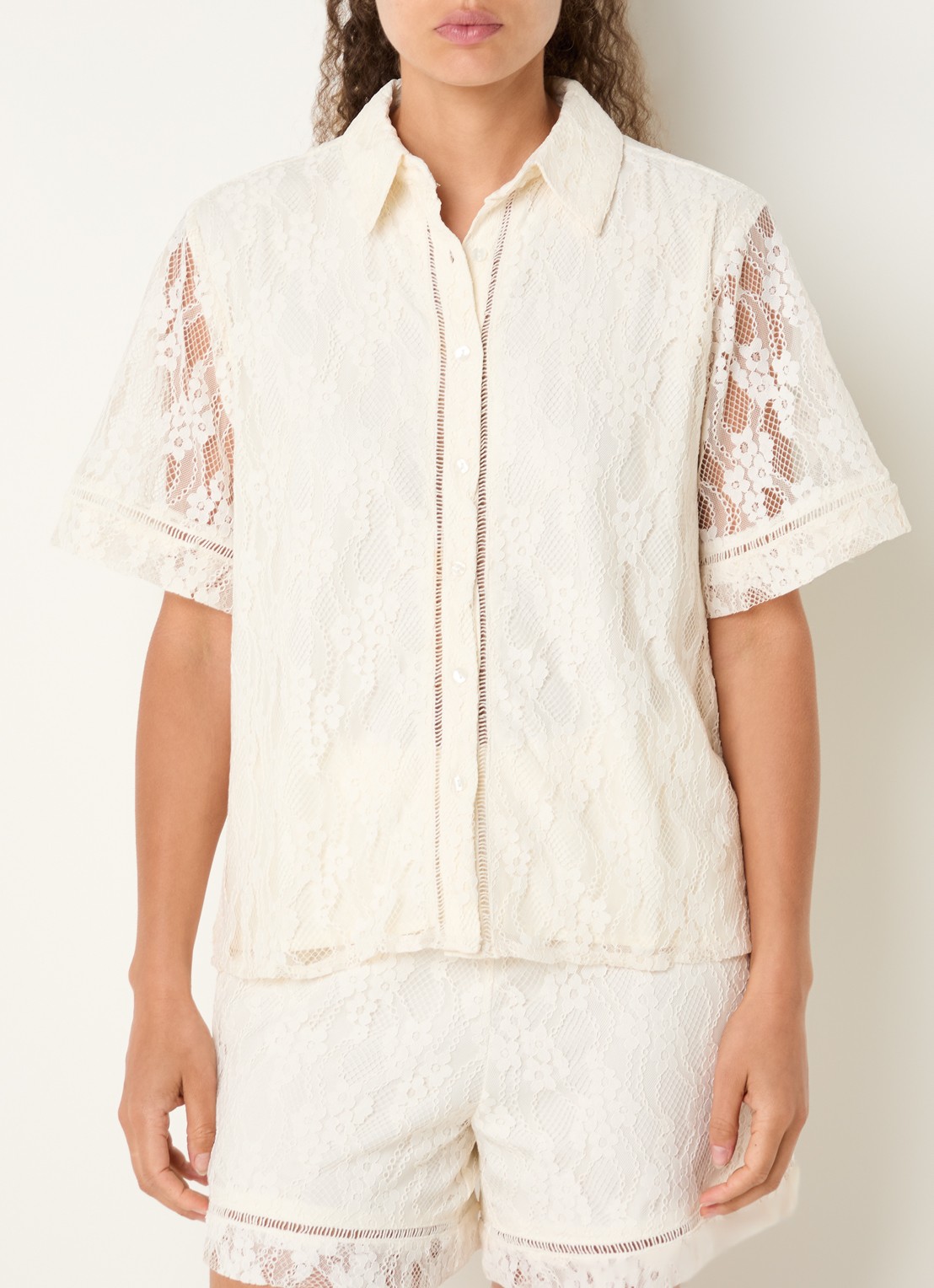 French Connection Zoe semi-transparante blouse van kant - detail creme