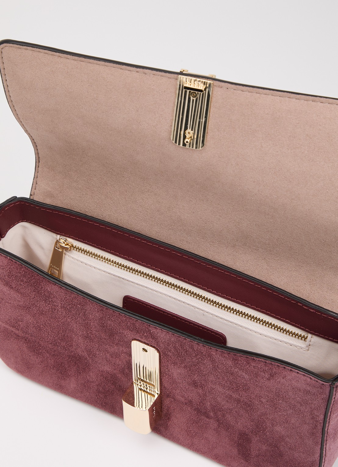FURLA Iride S crossbodytas van suède met studs en afneembare schouderriem - detail 3 cranberryrood