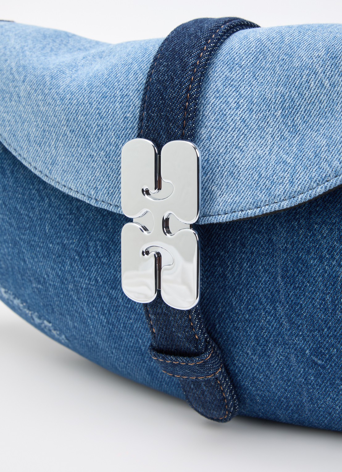 Ganni B-Kat handtas van denim met gespdetail  - detail 4 indigo