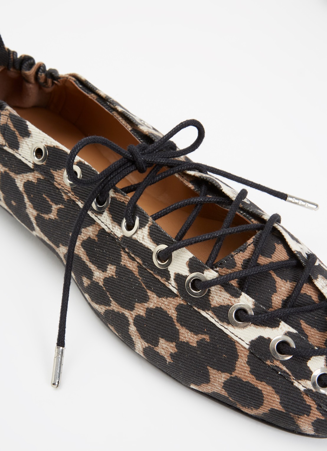 Ganni Ballerina van denim met panterprint - detail 5 donkerbruin