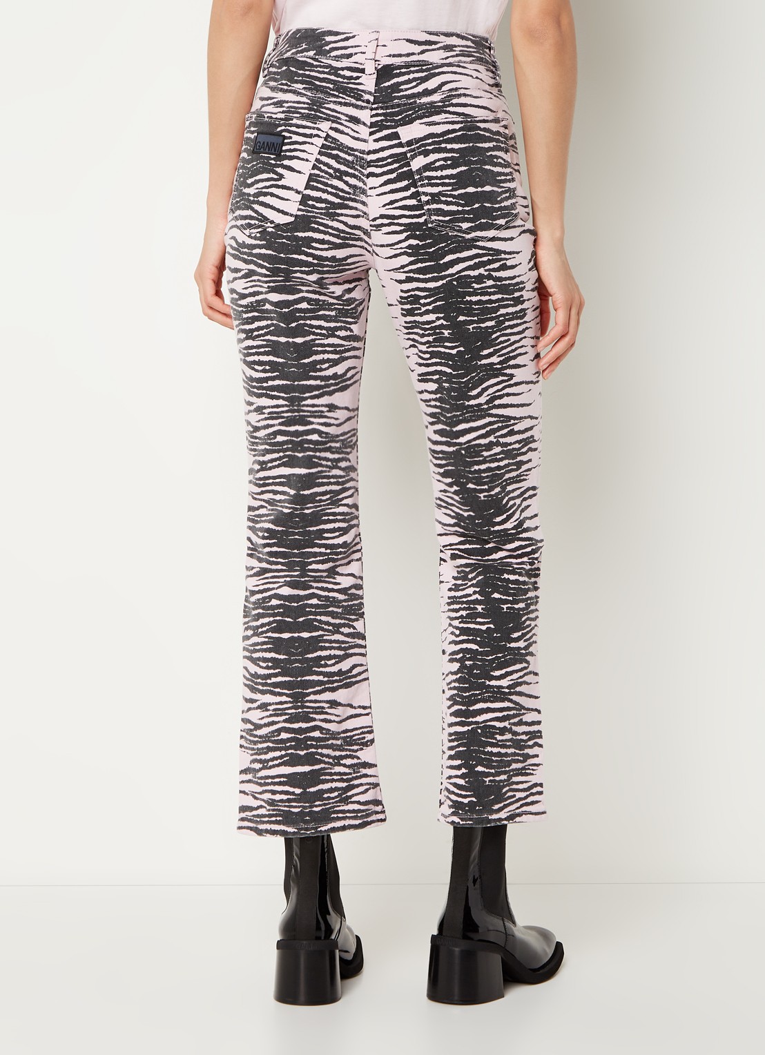Ganni Betzy high waist bootcut cropped jeans met zebraprint  - achterkant 5 lichtroze