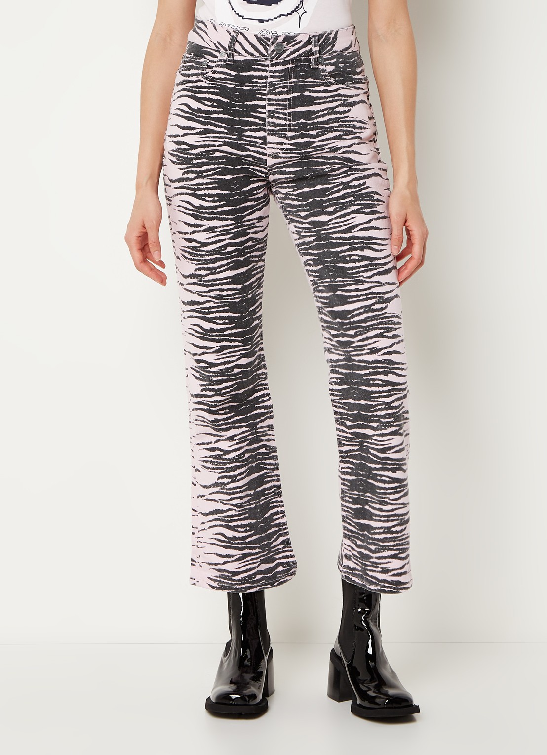 Ganni Betzy high waist bootcut cropped jeans met zebraprint  - detail 3 lichtroze