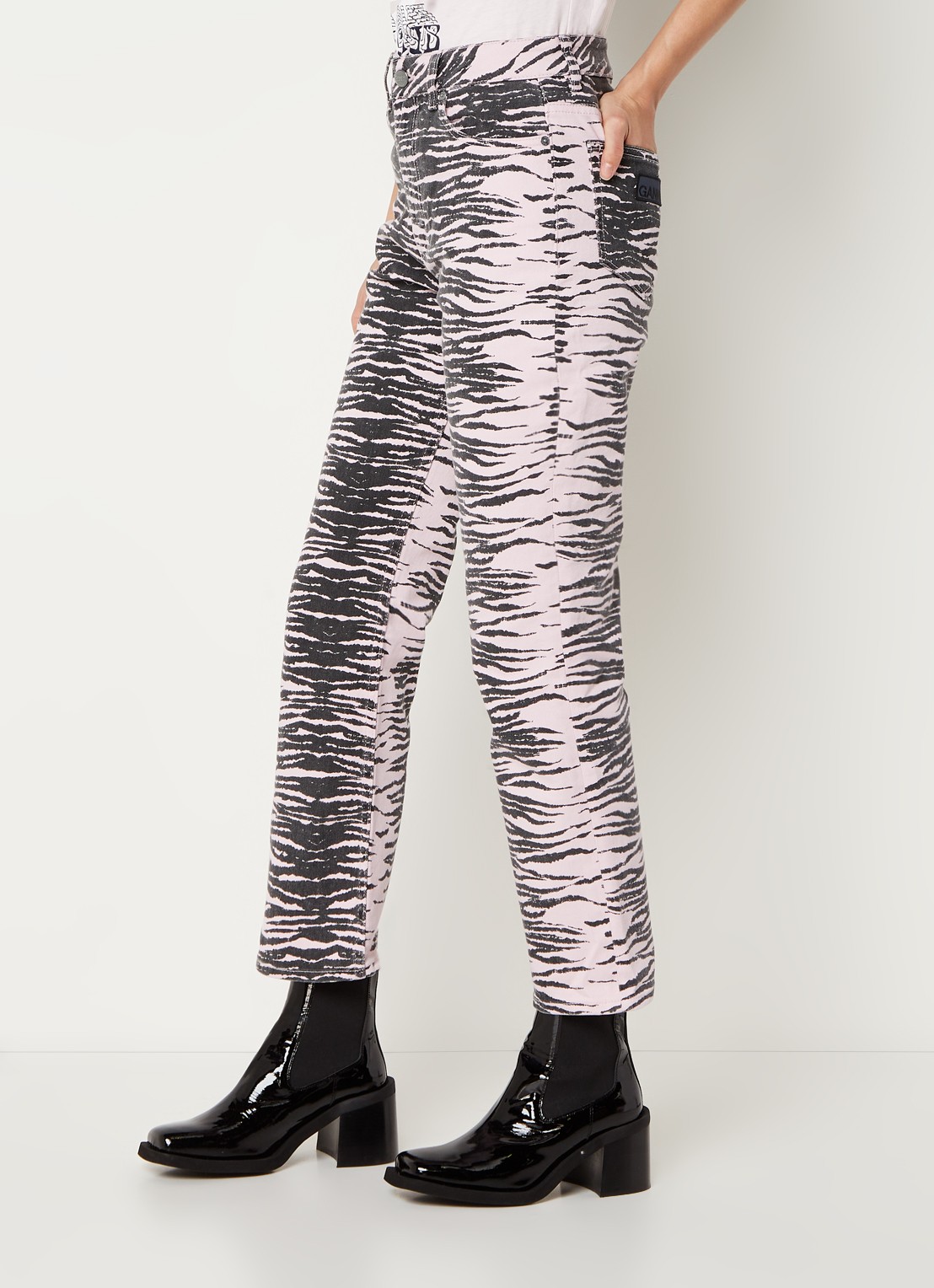 Ganni Betzy high waist bootcut cropped jeans met zebraprint  - detail 4 lichtroze
