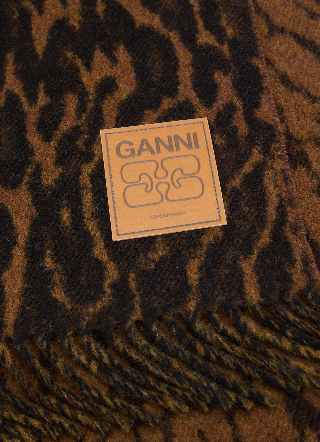 Ganni Fijngebreide sjaal van wol met panterprint - detail bruin