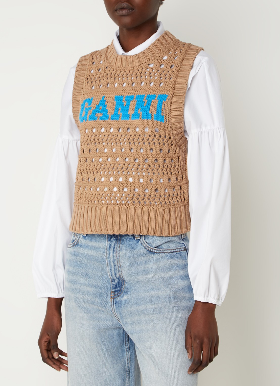 Ganni Grofgebreide spencer in  katoenblend met ingebreid logo - detail 3 camel