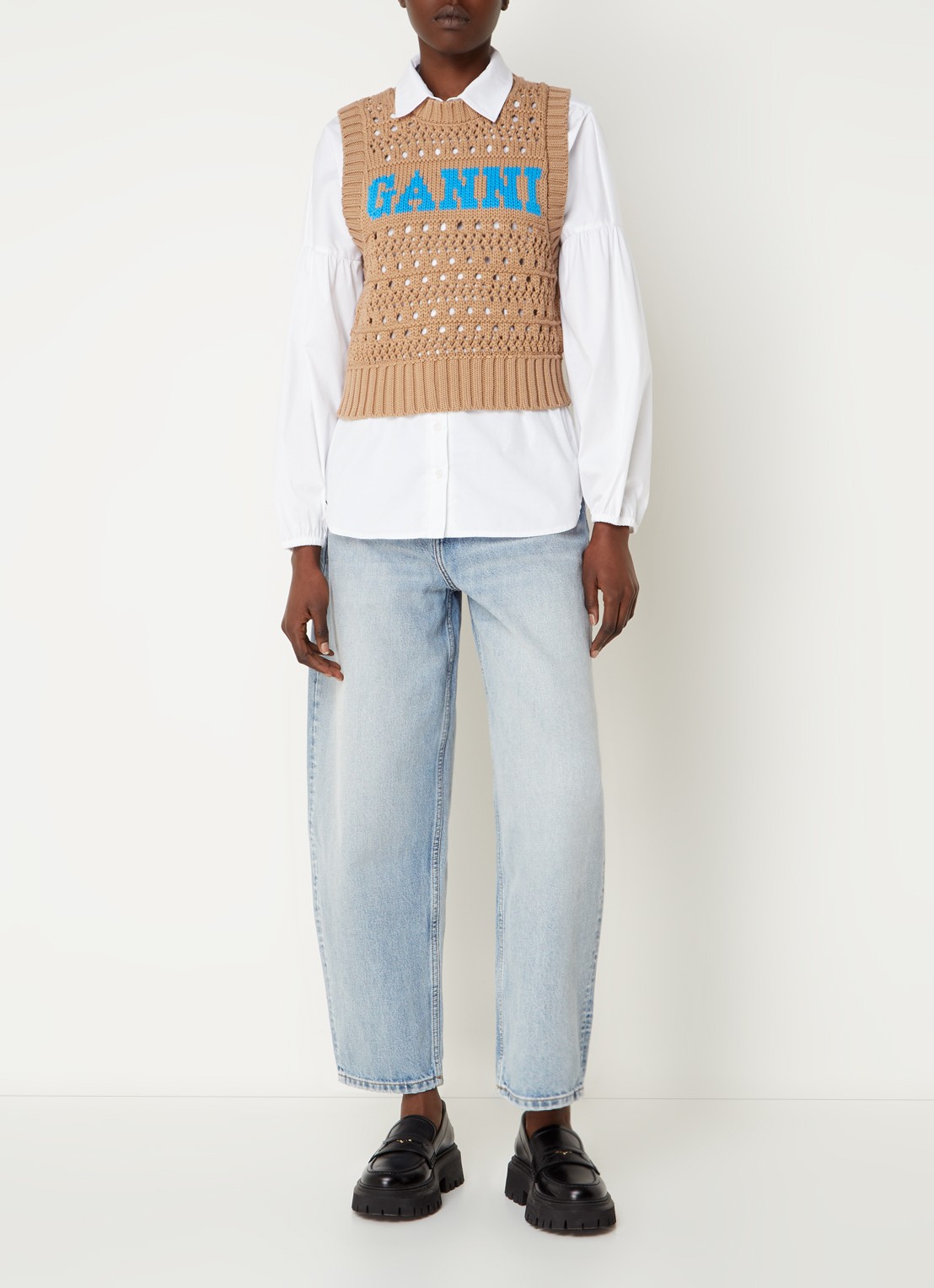 Ganni Grofgebreide spencer in  katoenblend met ingebreid logo - voorkant 2 camel