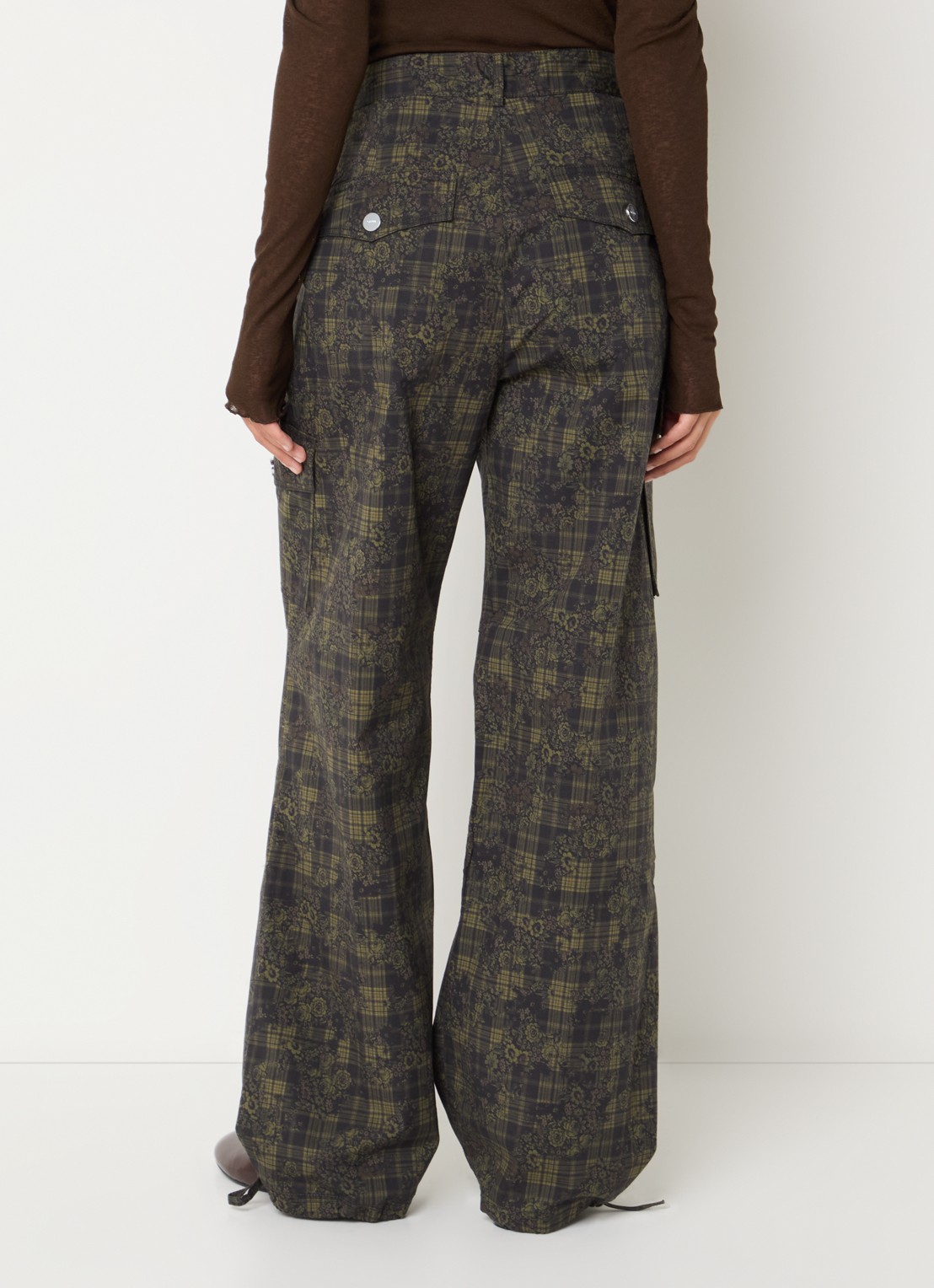 Ganni High waist straight fit cargobroek met ruitdessin en bloemenprint - achterkant 2 olijfgroen