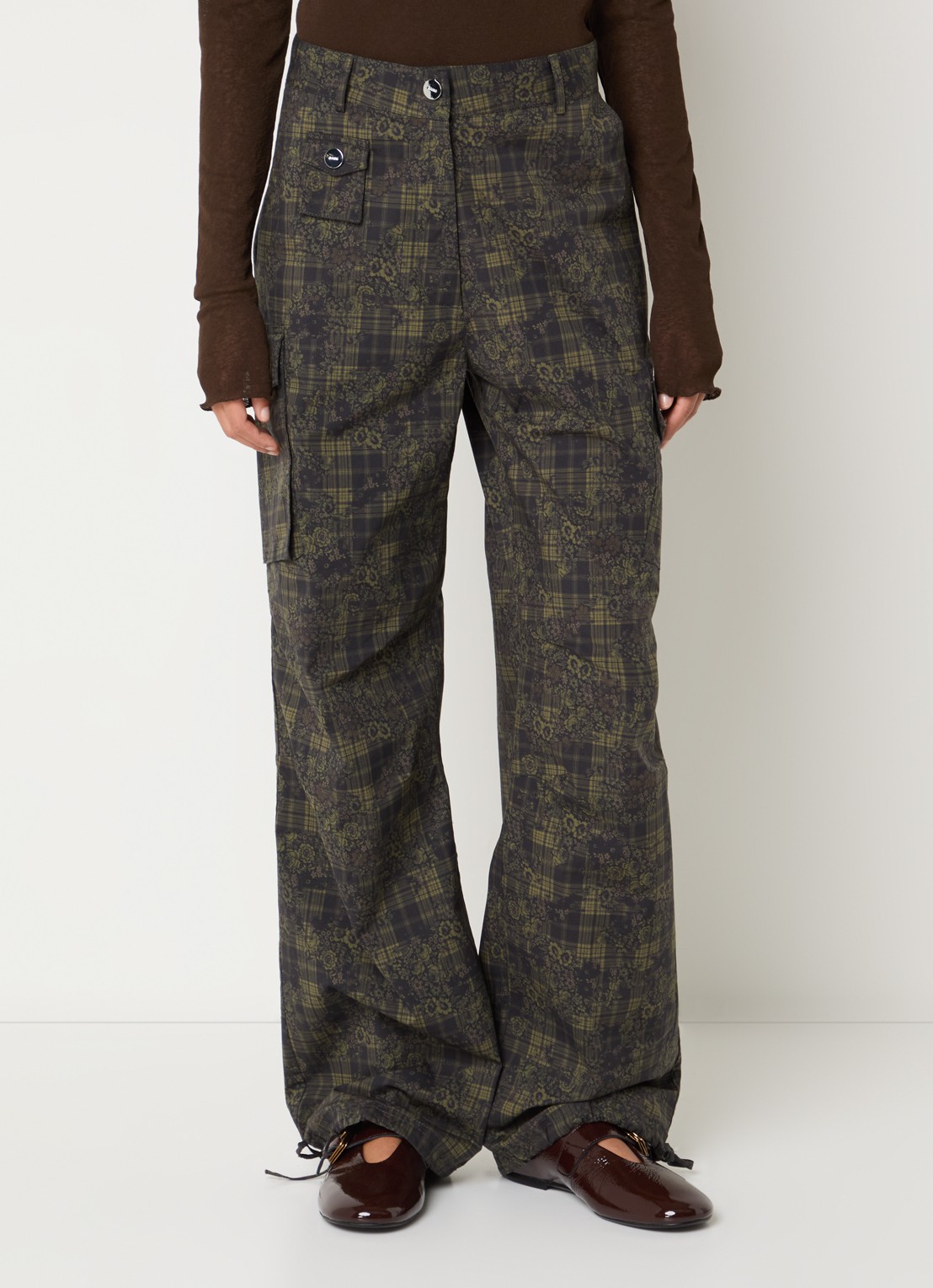 Ganni High waist straight fit cargobroek met ruitdessin en bloemenprint - detail olijfgroen