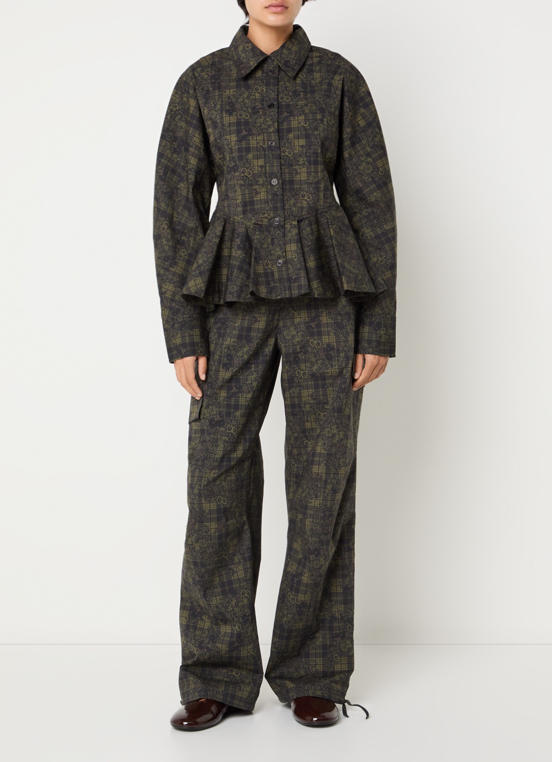 Ganni High waist straight fit cargobroek met ruitdessin en bloemenprint - voorkant 4 olijfgroen