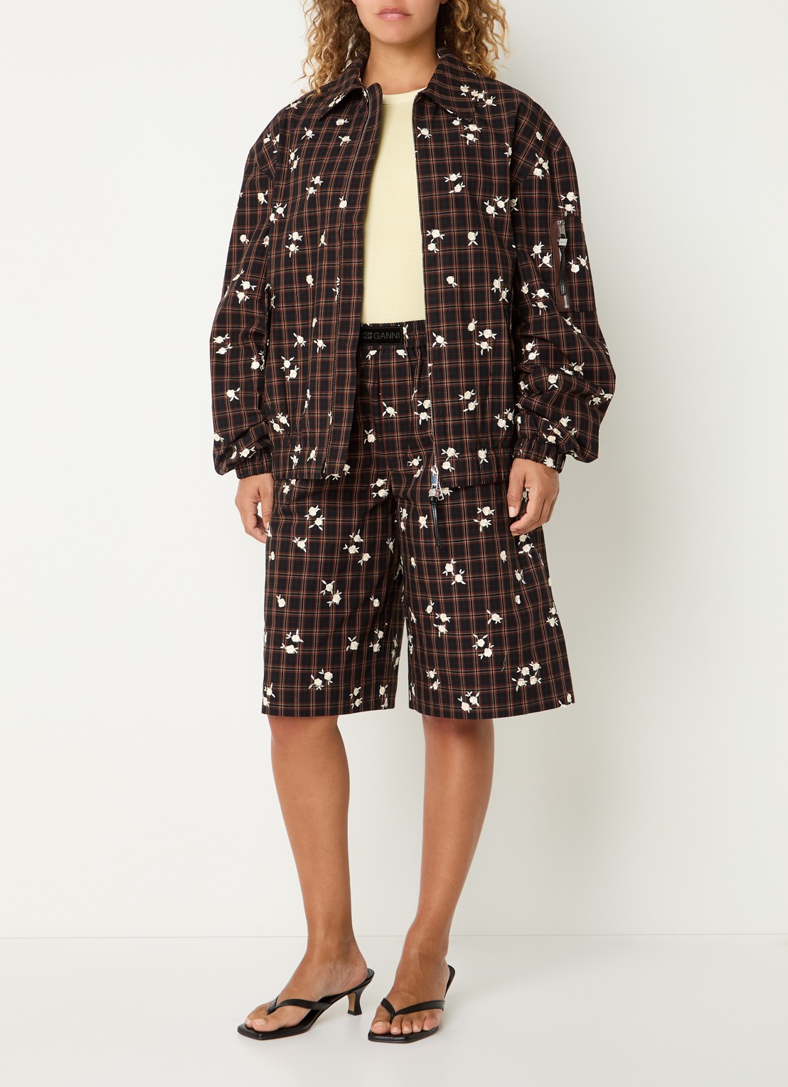 Ganni High waist wide fit korte broek met bloemborduring - voorkant 2 bruin