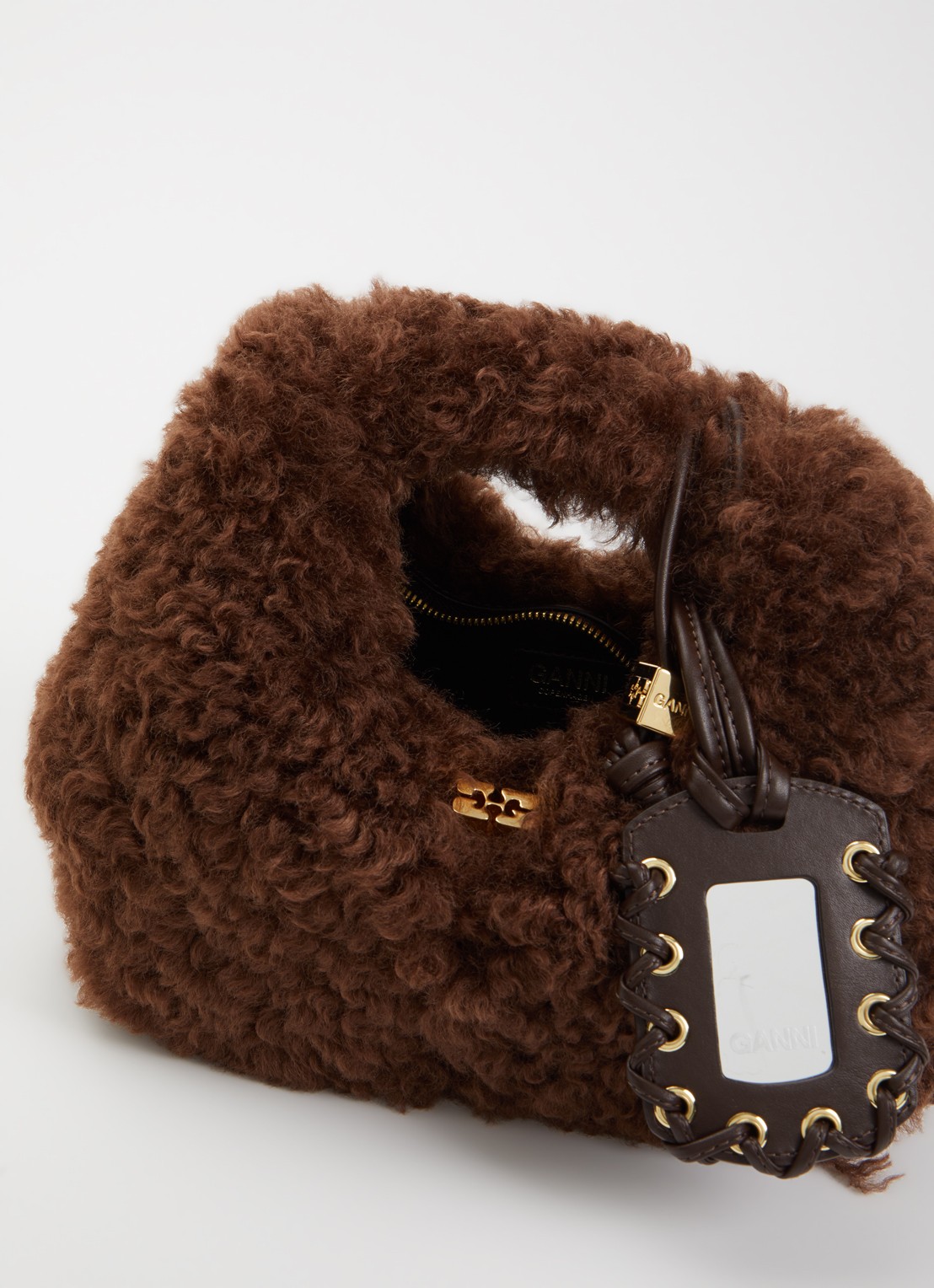 Ganni Hobo Mini handtas van teddy met afneembare schouderriem - detail bruin