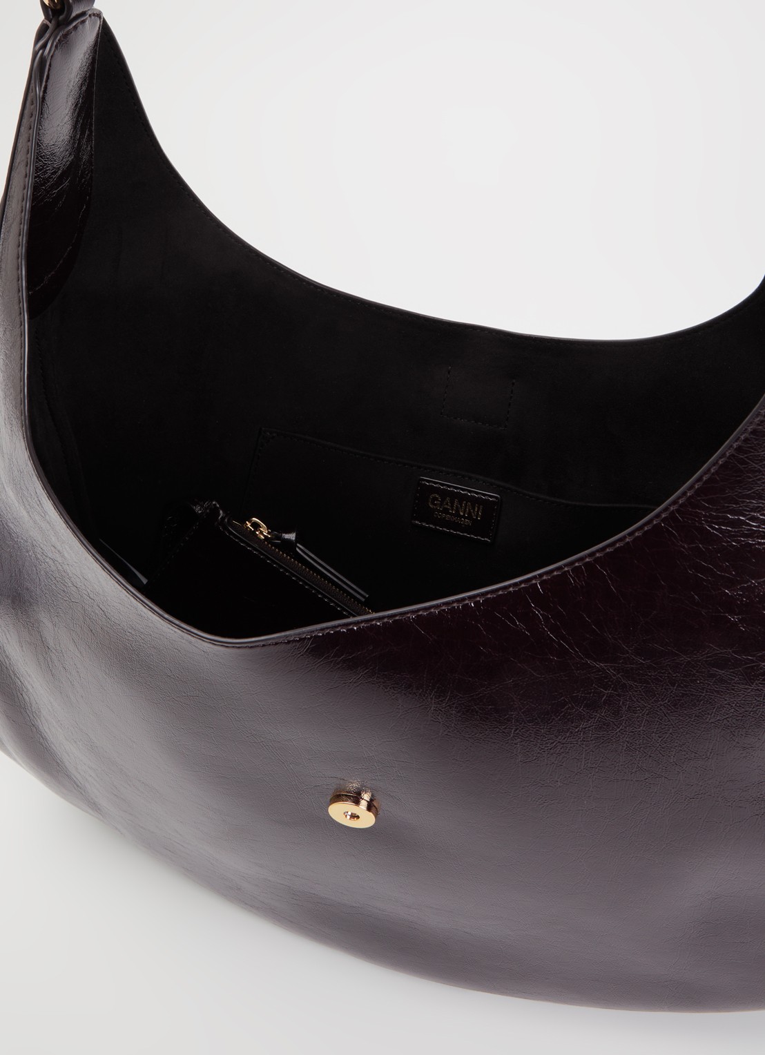 Ganni Kat Large schoudertas van lakleer met uitneembaar etui - detail aubergine