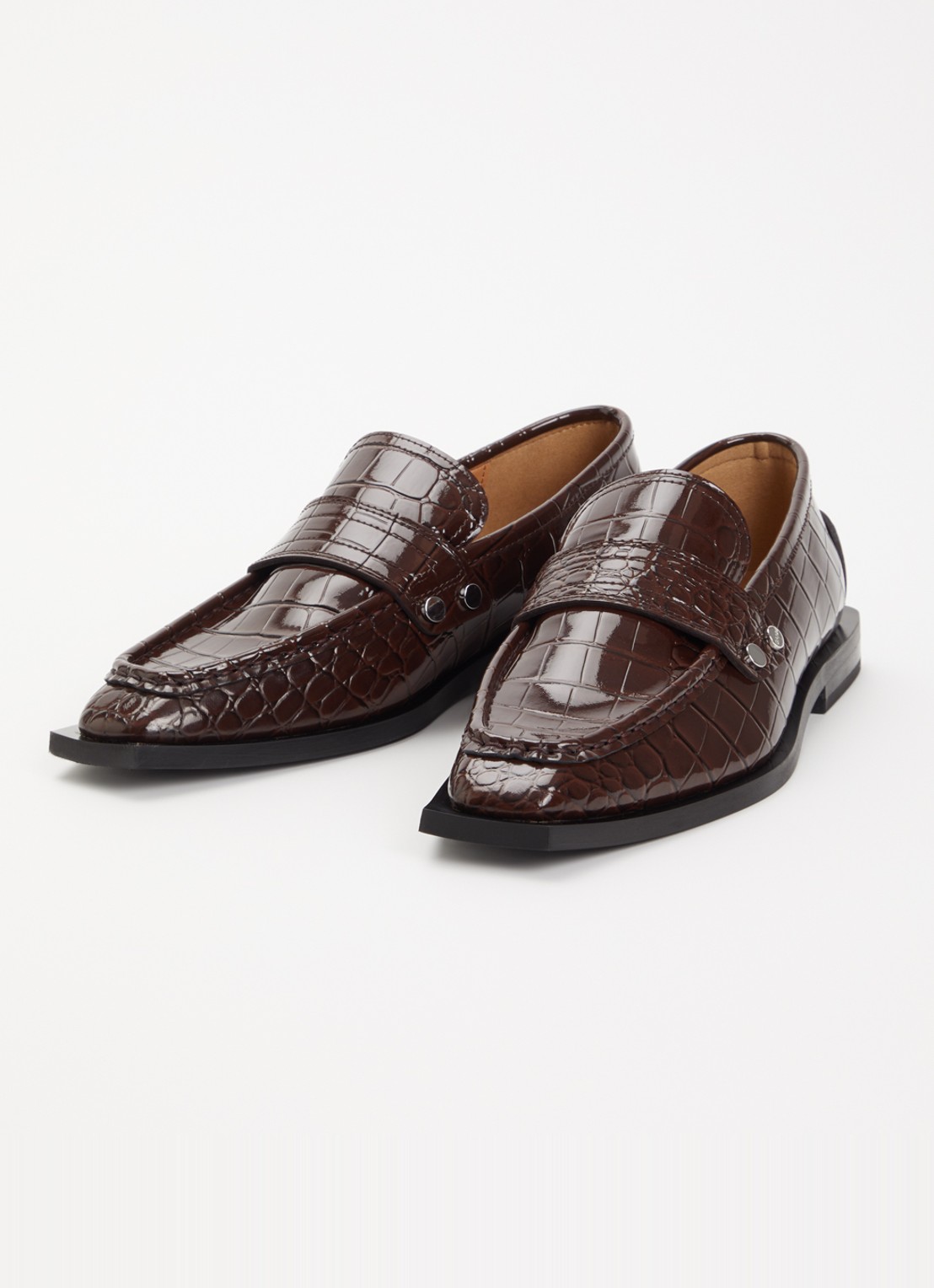 Ganni Loafer met crocostructuur en lakfinish - detail 2 kastanjebruin