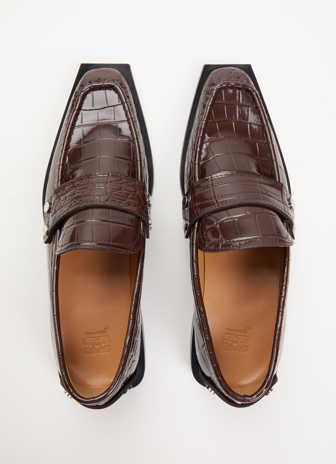 Ganni Loafer met crocostructuur en lakfinish - detail 3 kastanjebruin