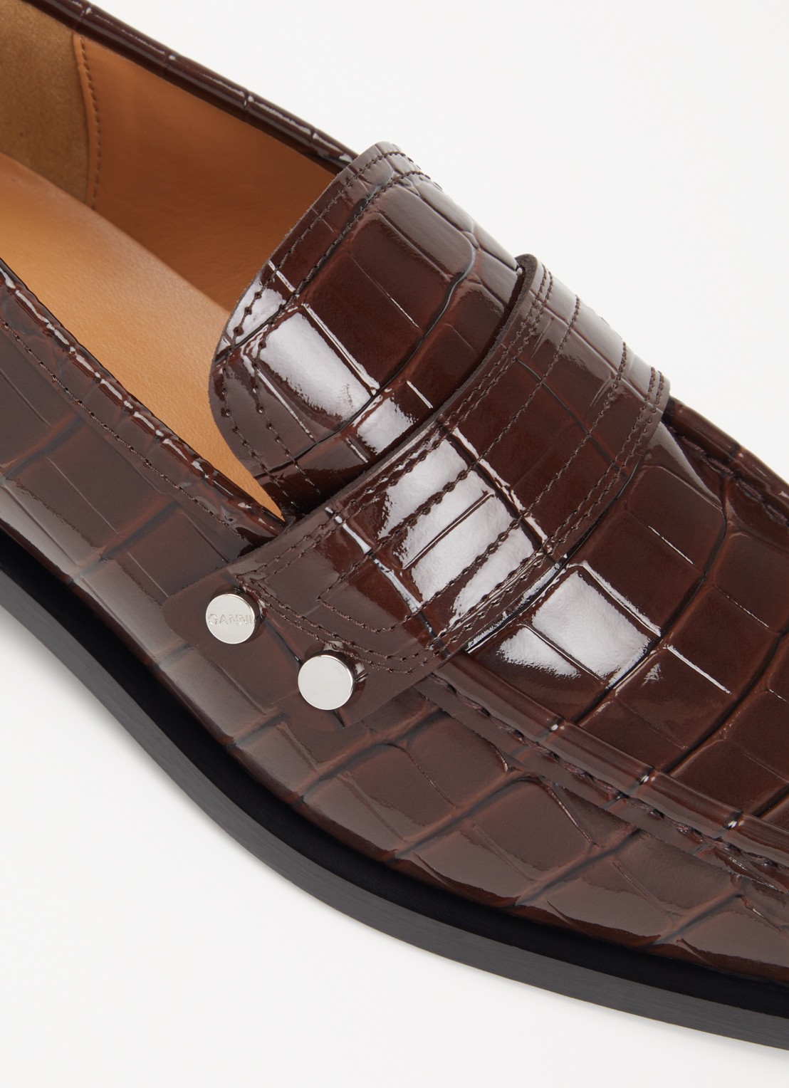 Ganni Loafer met crocostructuur en lakfinish - detail 5 kastanjebruin