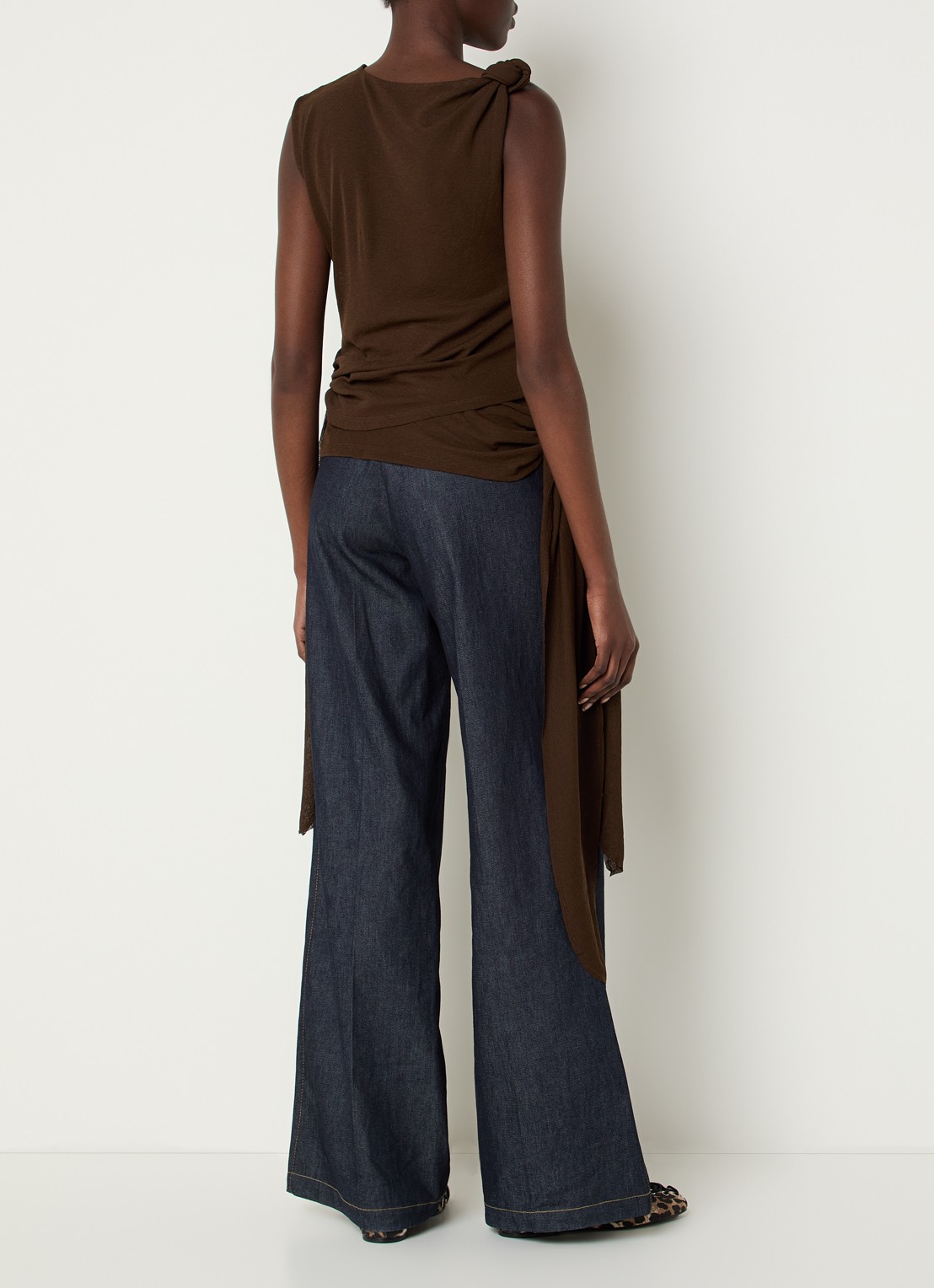 Ganni Marl top met asymmetrische hals - achterkant 3 donkerbruin