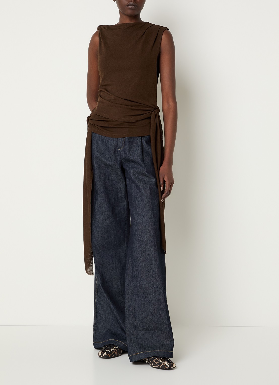 Ganni Marl top met asymmetrische hals - detail 4 donkerbruin