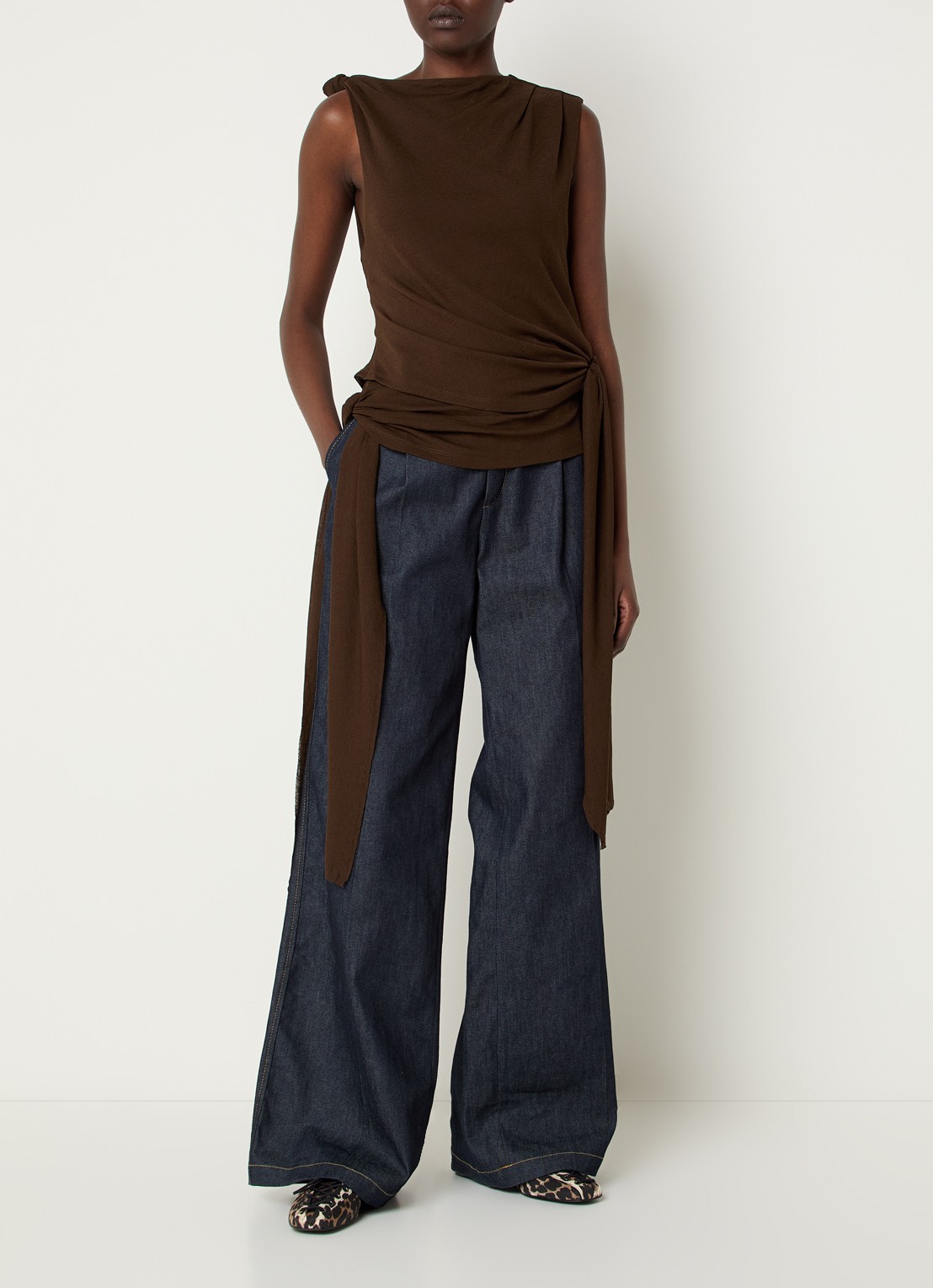Ganni Marl top met asymmetrische hals - voorkant 2 donkerbruin