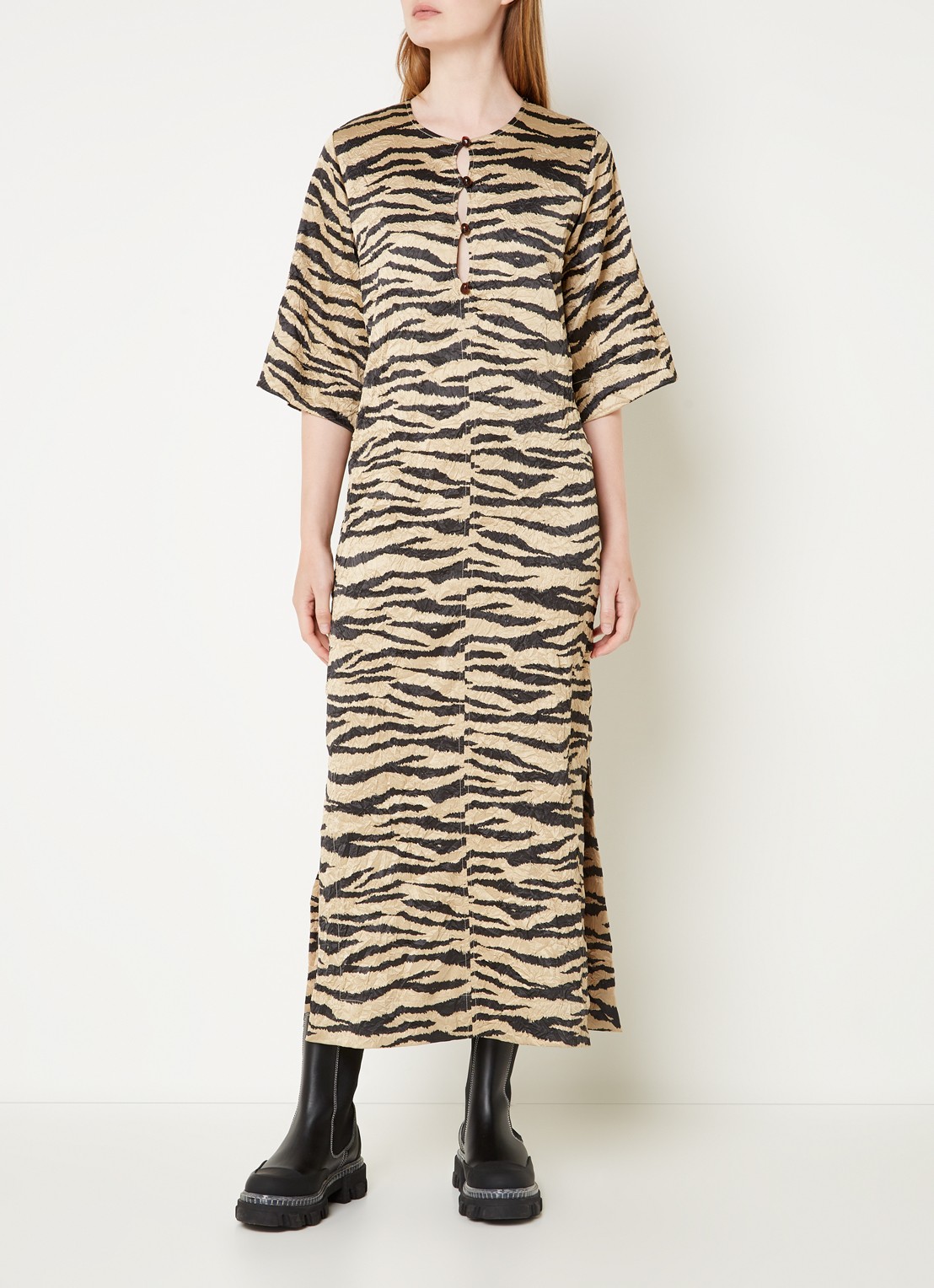 Ganni Maxi blousejurk met tijgerprint en structuur - detail donkerbeige