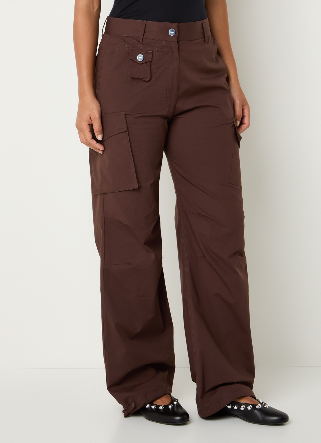 Ganni Mid waist straight leg broek met steekzakken - detail kastanjebruin