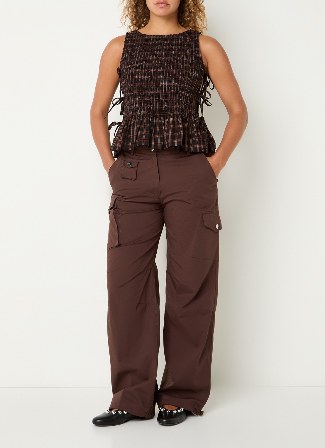 Ganni Mid waist straight leg broek met steekzakken - voorkant 3 kastanjebruin