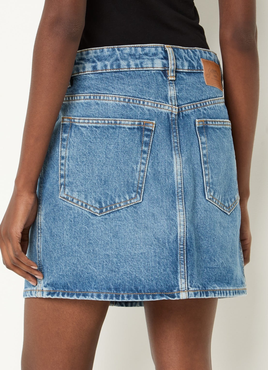 Ganni Mini spijkerrok met steekzakken - achterkant indigo