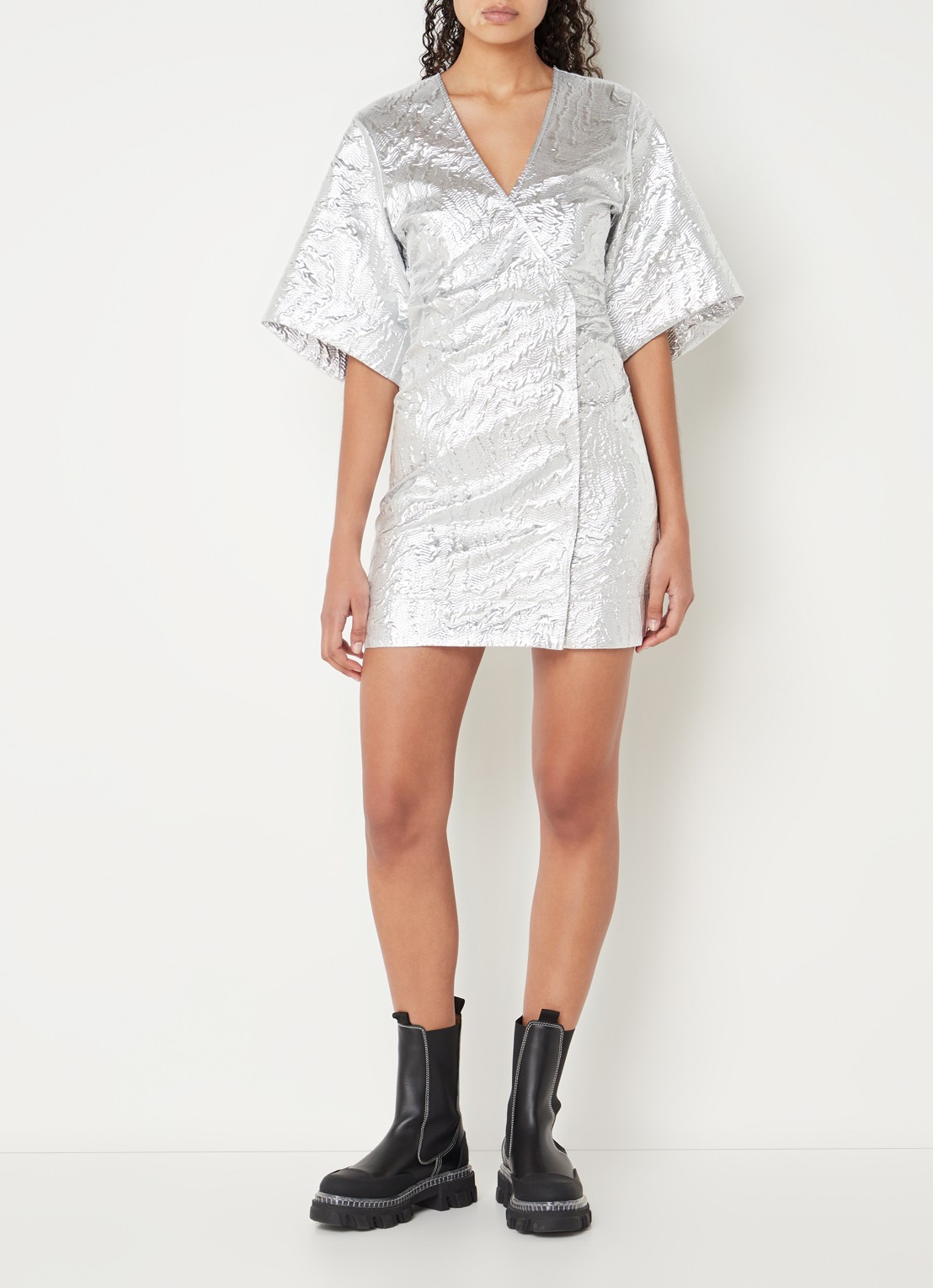 Ganni Mini wikkeljurk met metallic finish en structuur - voorkant 2 zilver