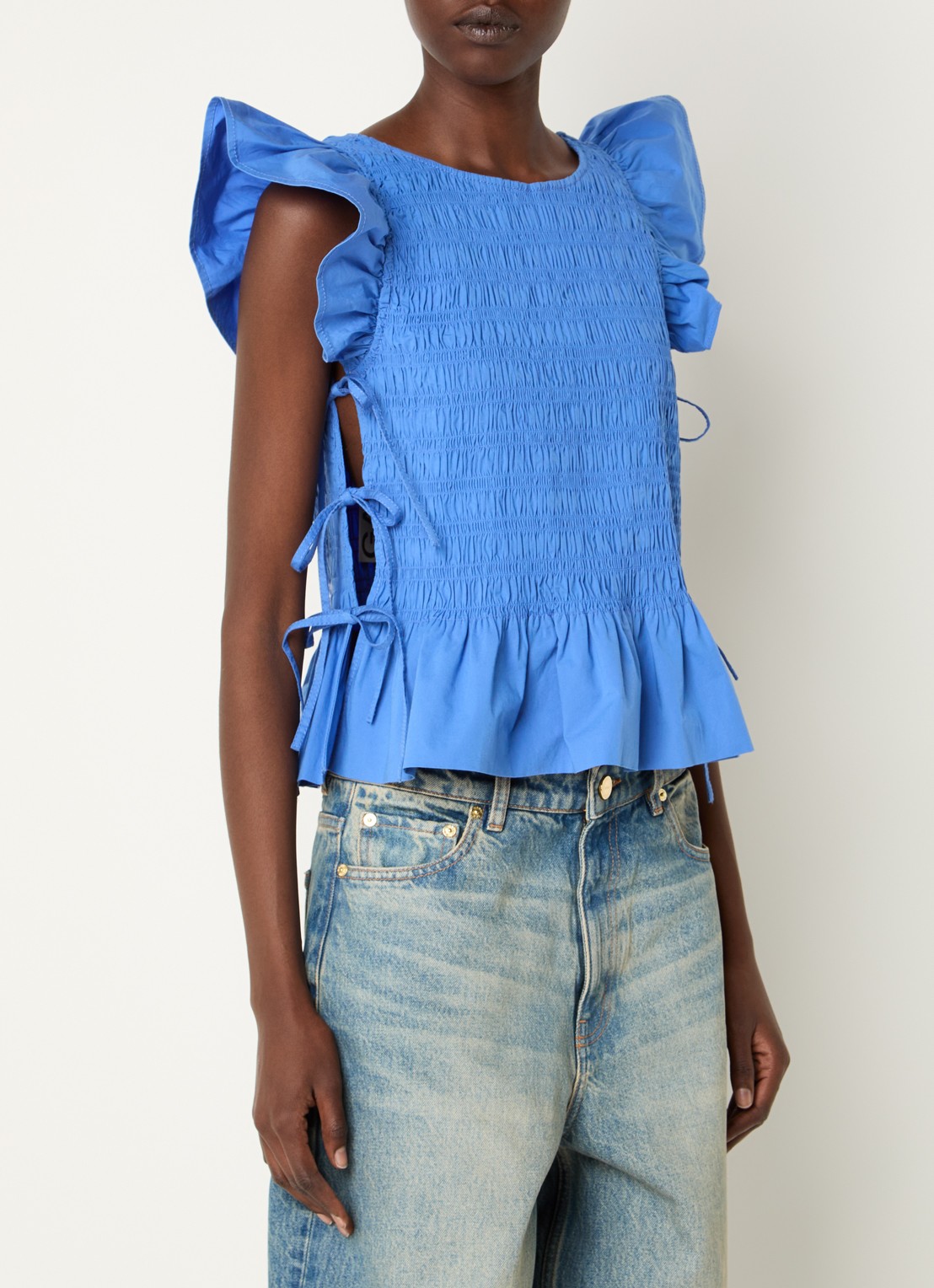 Ganni Mouwloze top met smockwerk en gestrikt detail - detail 2 blauw