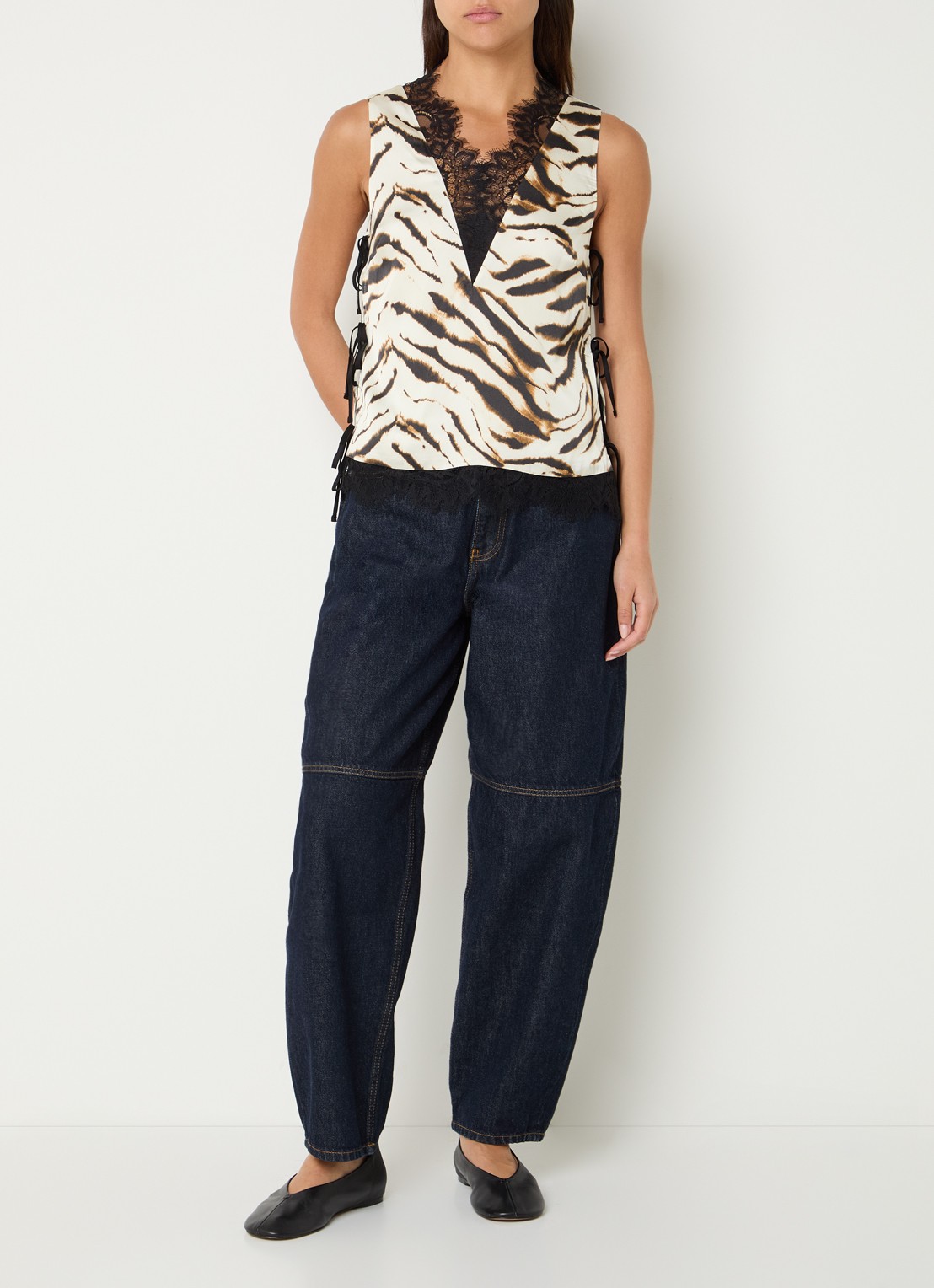 Ganni Mouwloze top van satijn met zebraprint en details van kant - voorkant 2 gebroken wit