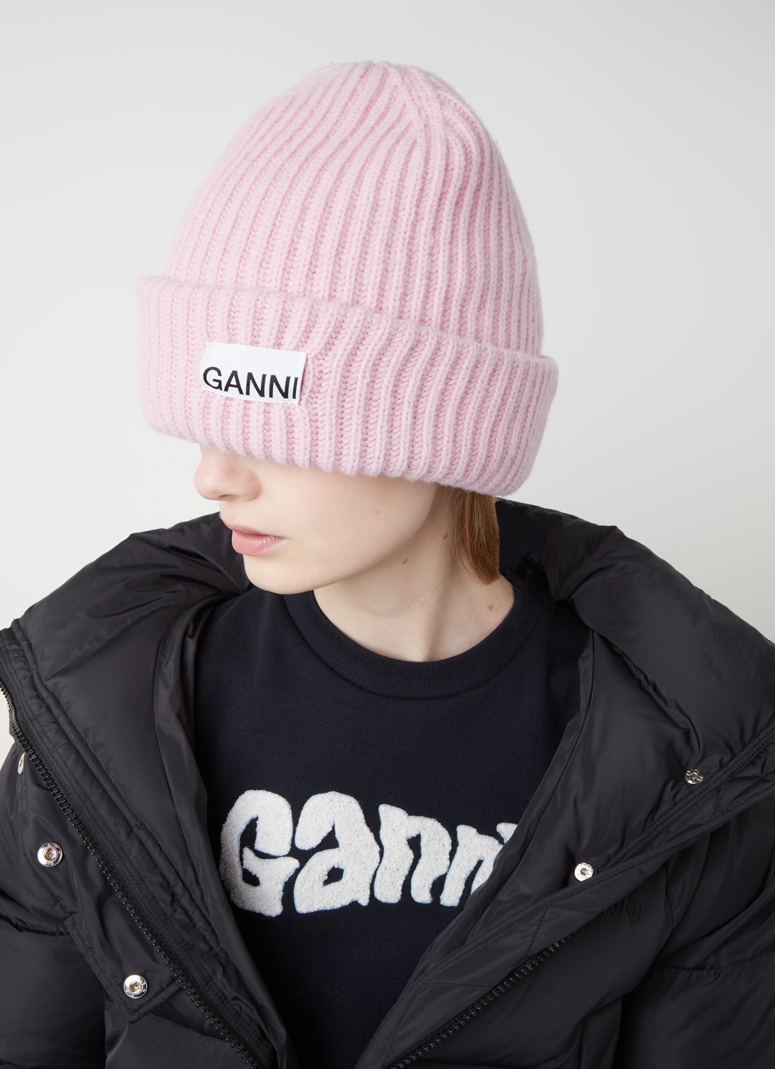 Ganni Muts in wolblend met logo - voorkant 2 roze