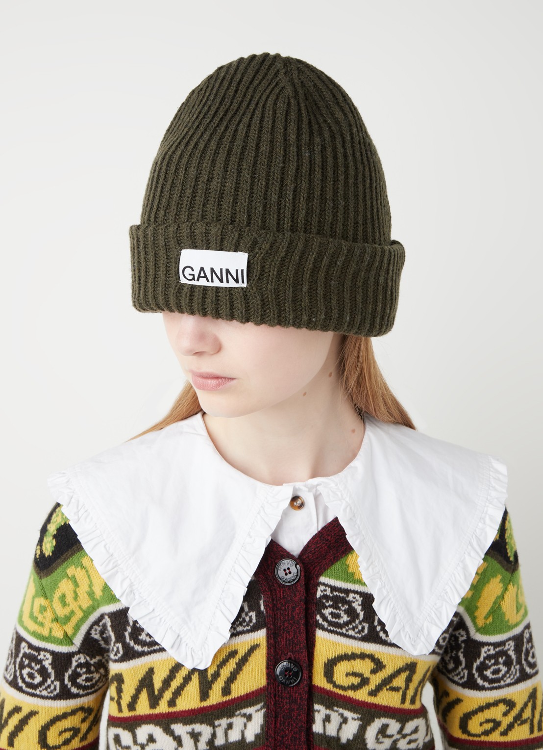 Ganni Muts in wolblend met logo - voorkant 2 donkergroen