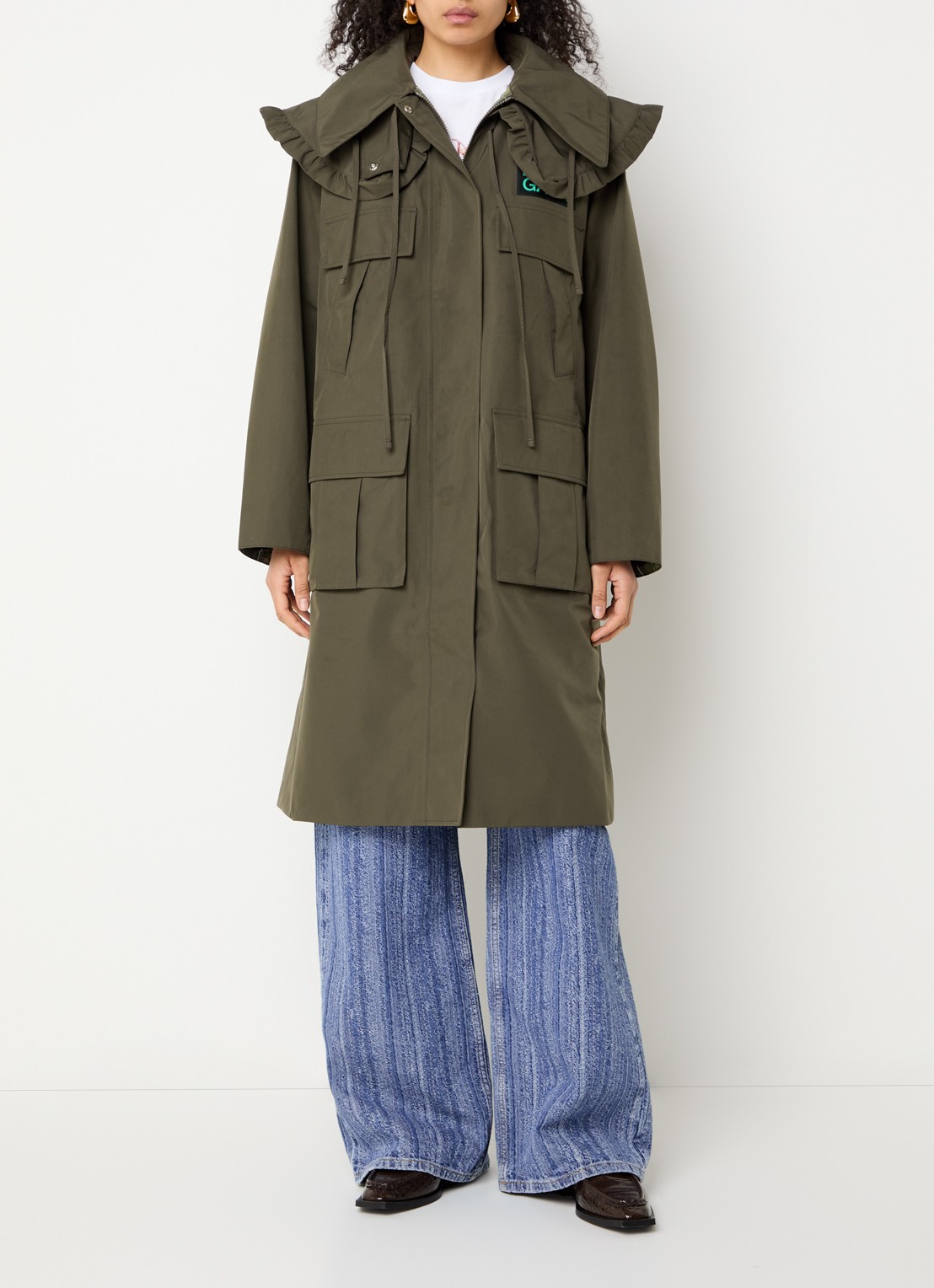Ganni Parka met logo en klepzakken - detail bronsgroen