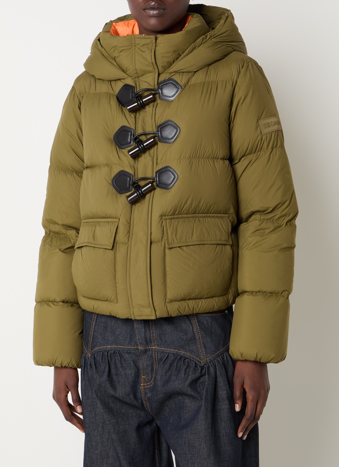 Ganni Puffer jack met donsvulling en klepzakken - detail olijfgroen