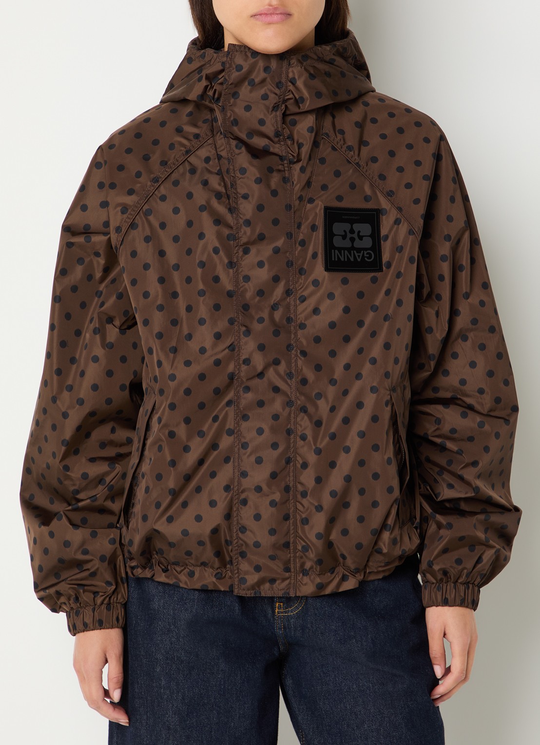 Ganni Regenjack met stippenprint - detail bruin