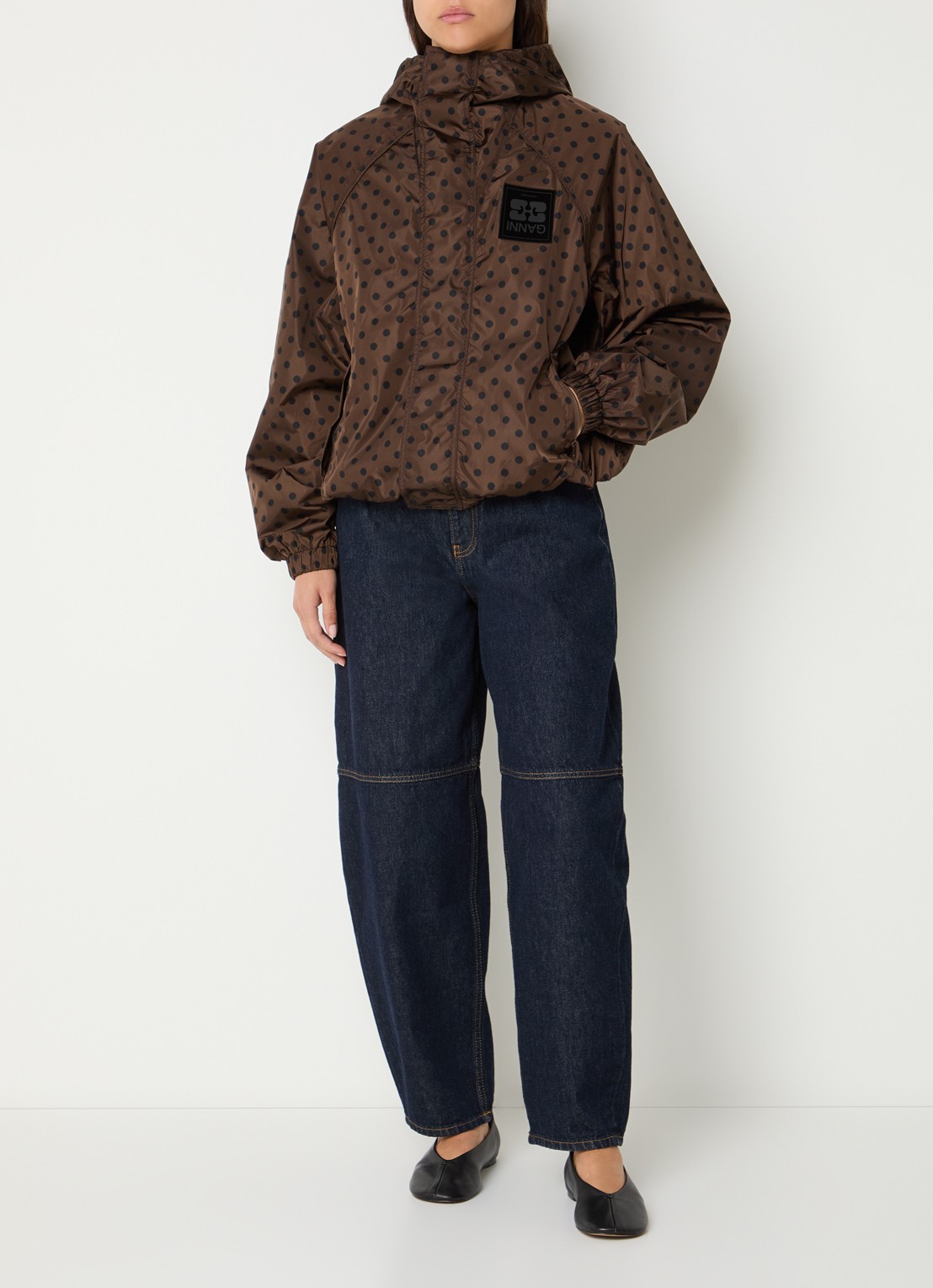 Ganni Regenjack met stippenprint - voorkant 4 bruin