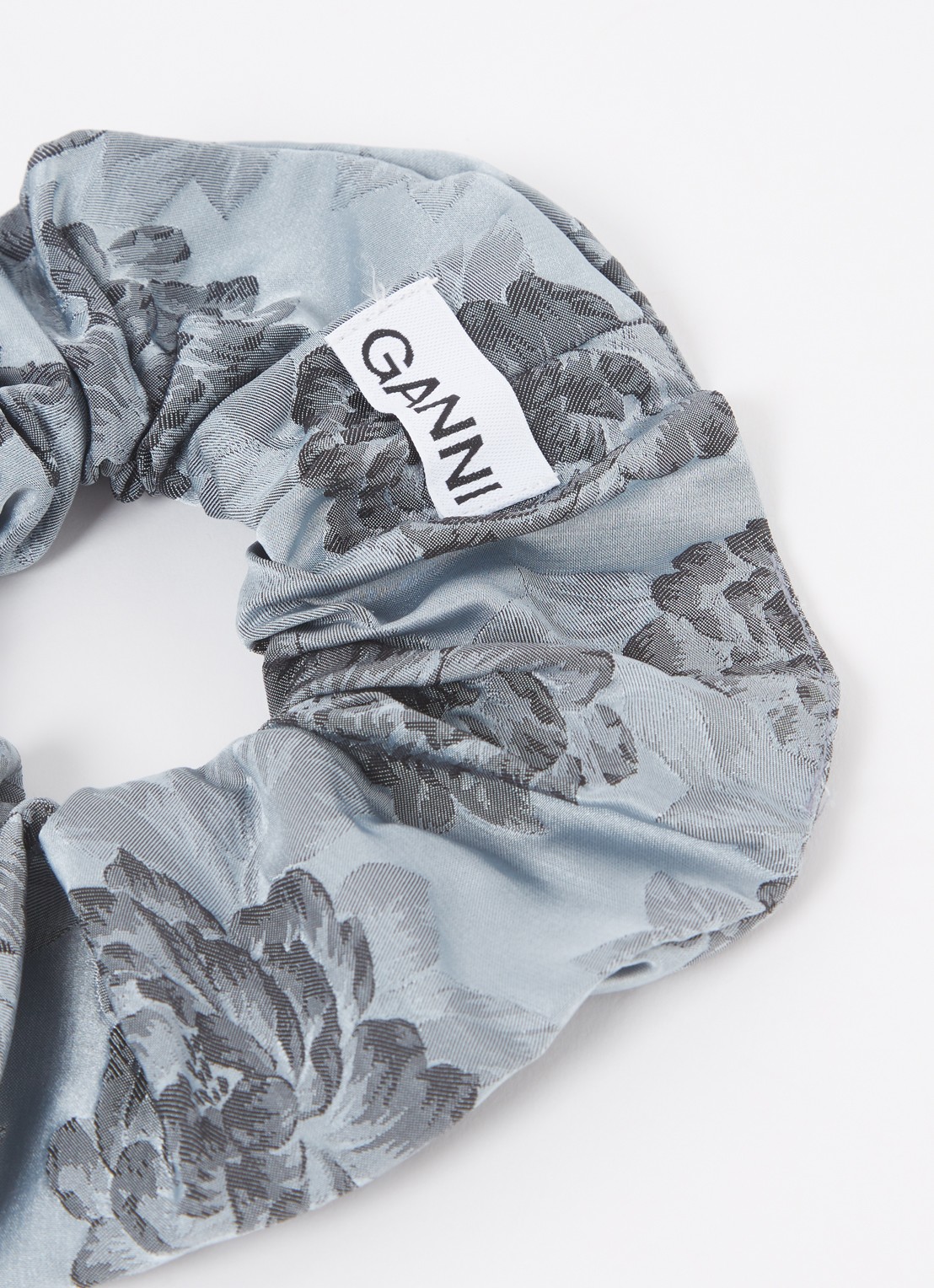 Ganni Scrunchie met bloemenprint - voorkant 2 blauwgrijs
