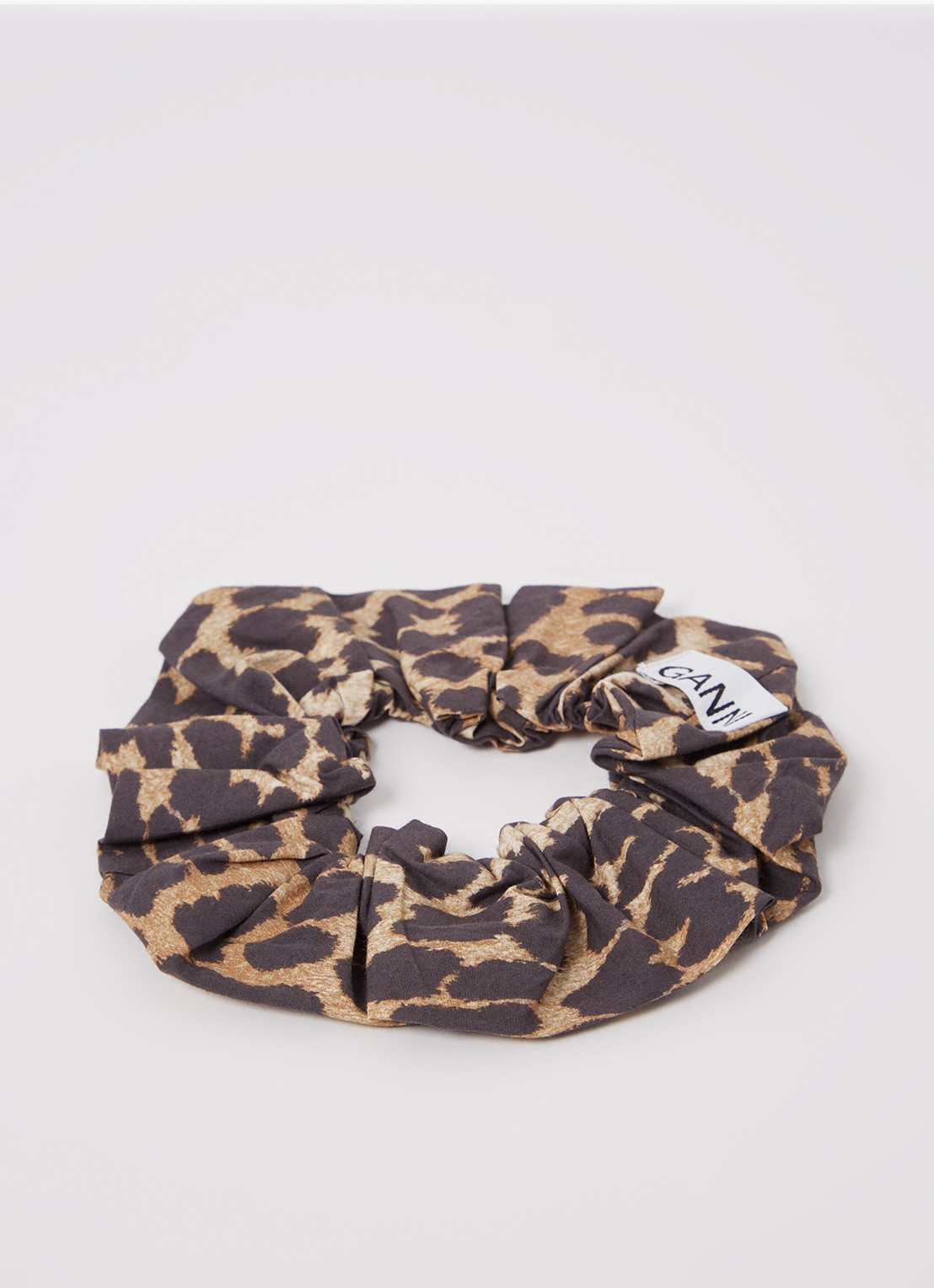 Ganni Scrunchie met panterprint - voorkant bruin