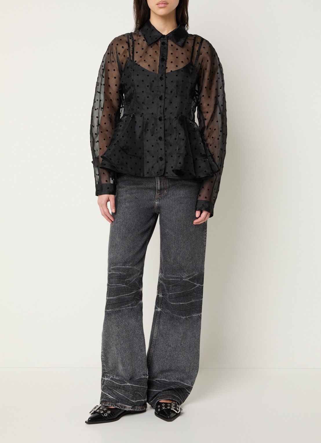 Ganni Semi-transparante blouse met stippenprint en peplum - voorkant 2 zwart