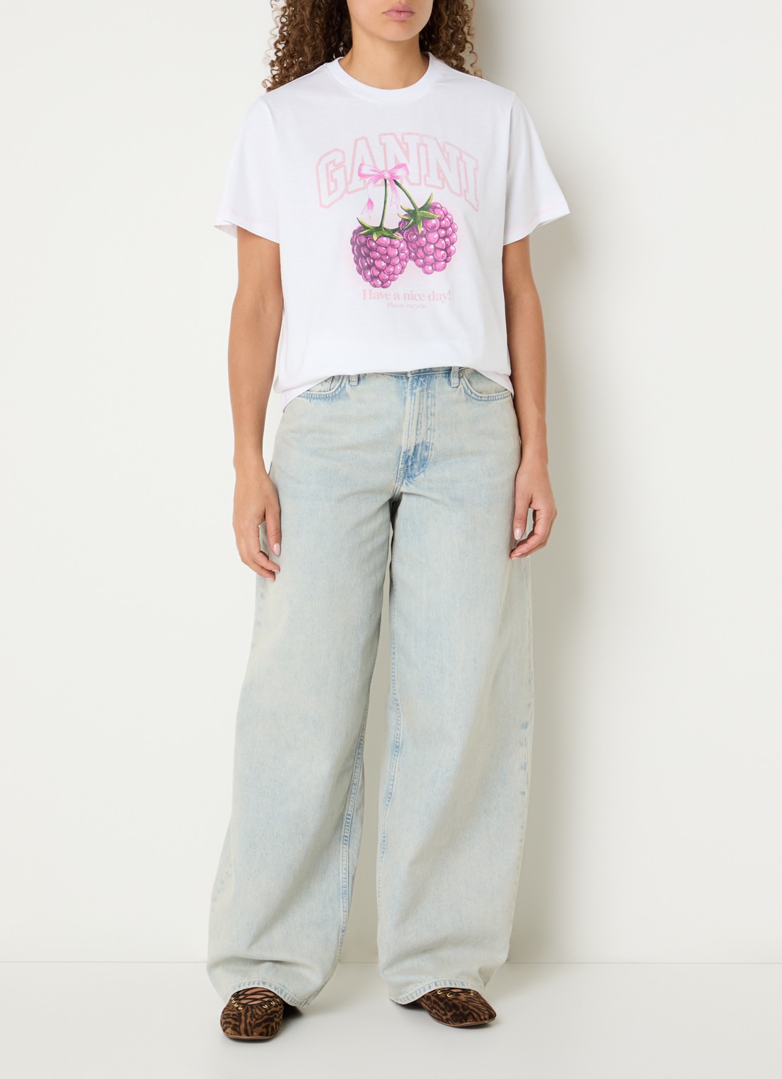 Ganni T-shirt met logoprint - voorkant 2 wit