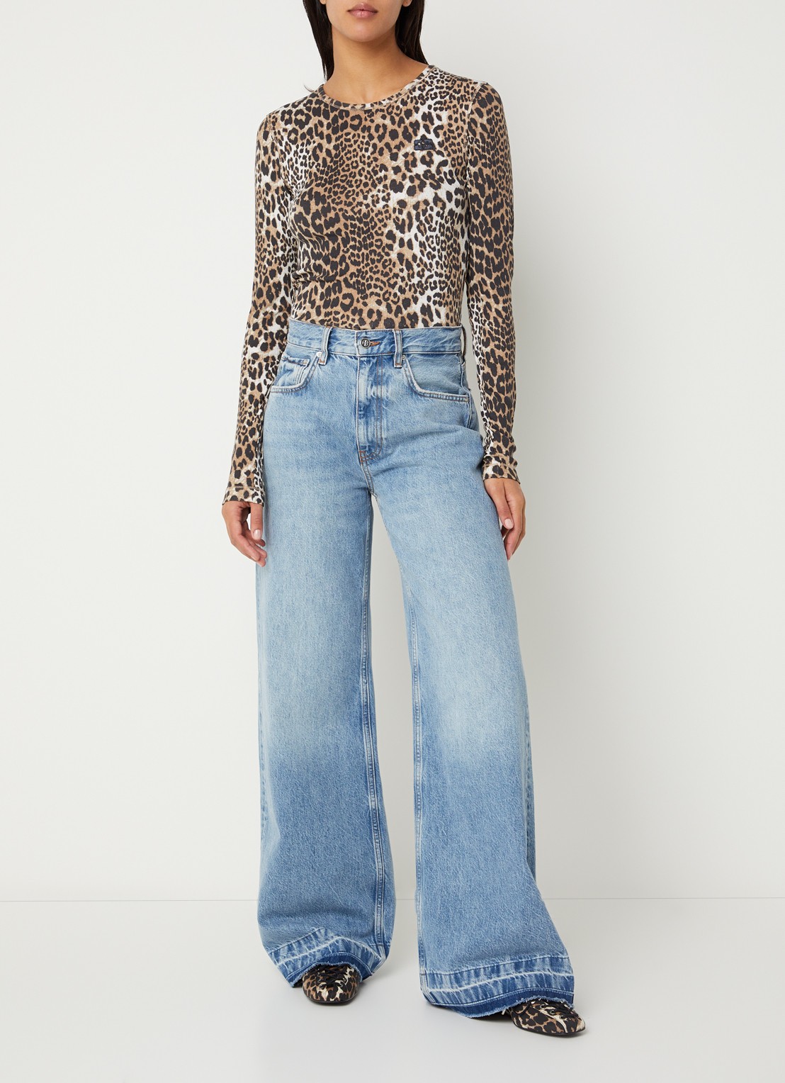 Ganni Top met panterprint en logoborduring - voorkant 4 beige