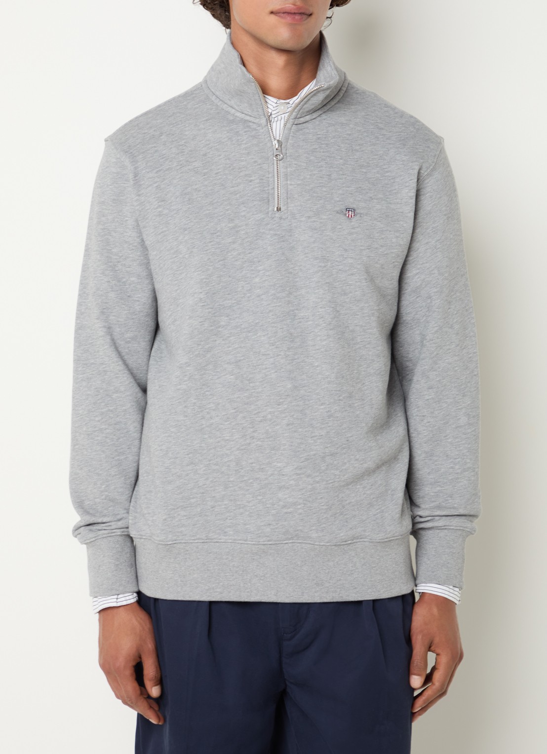 Gant Shield sweater met halve rits en logo - detail middengrijs