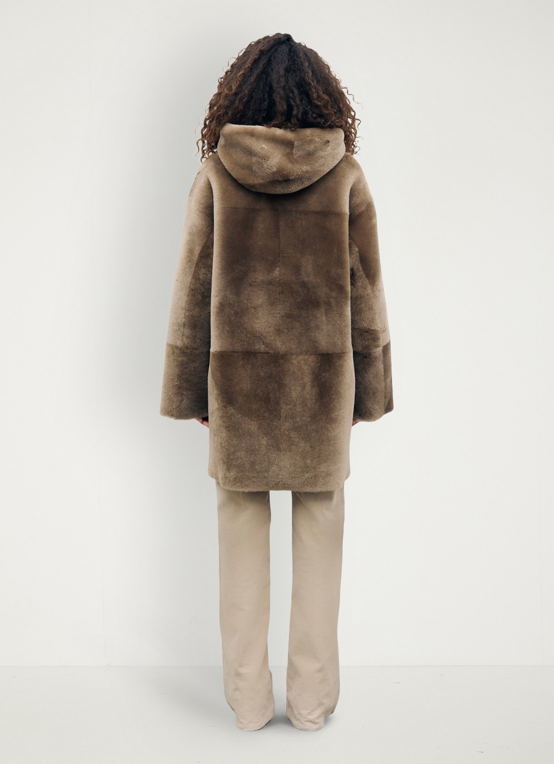 Gerard Darel Flora reversible lammy coat van leer met capuchon - achterkant 3 lichtbruin