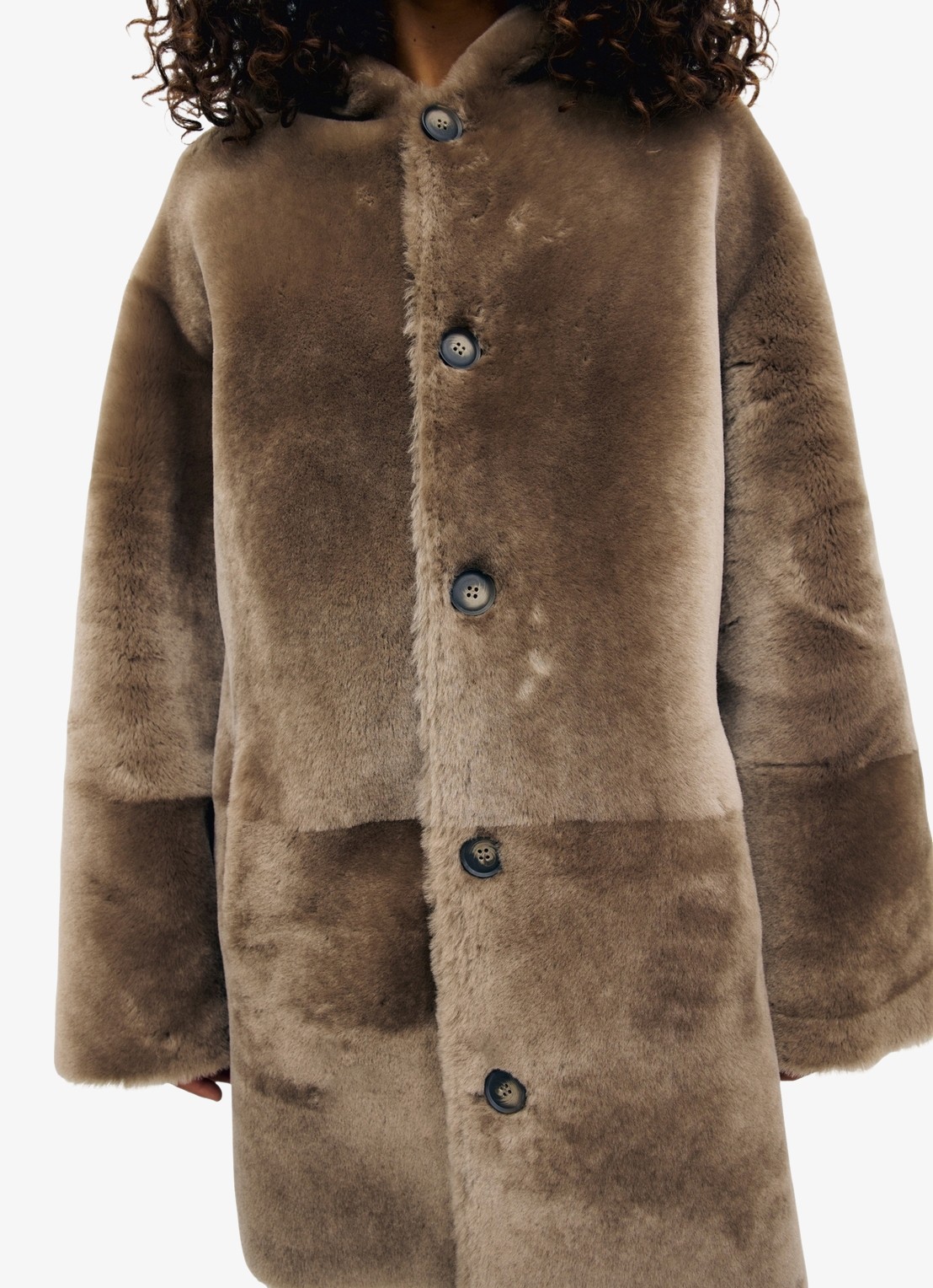 Gerard Darel Flora reversible lammy coat van leer met capuchon - detail 2 lichtbruin