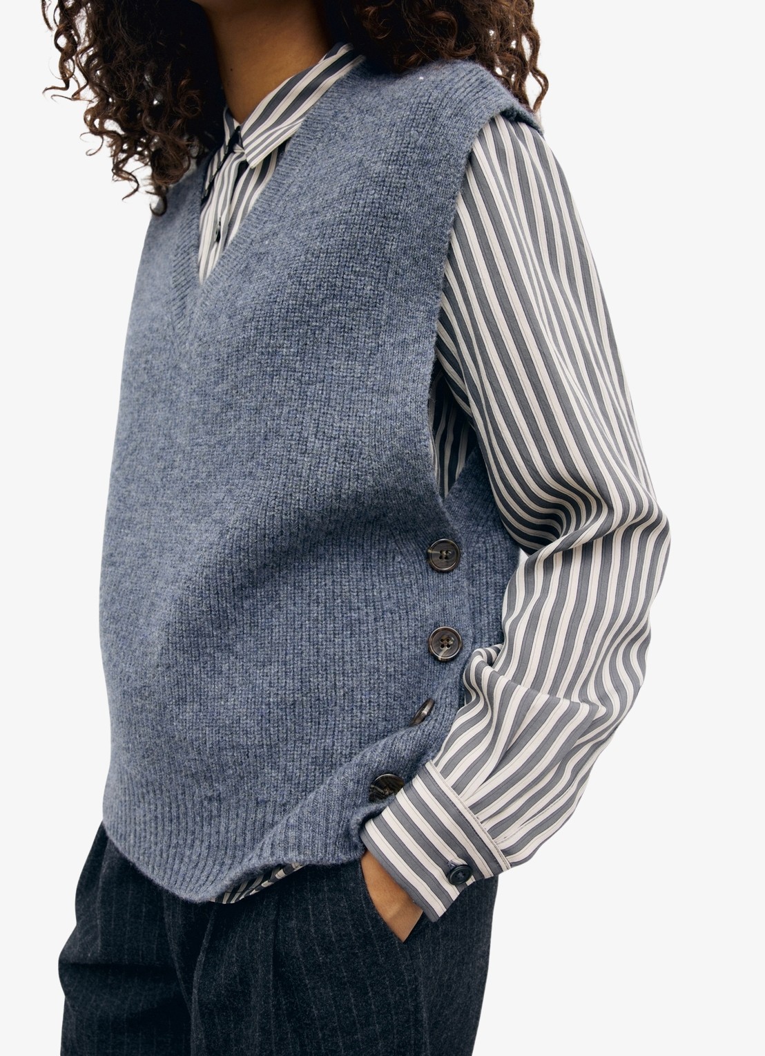 Gerard Darel Renia specer van wol met V-hals - detail 2 blauwgrijs
