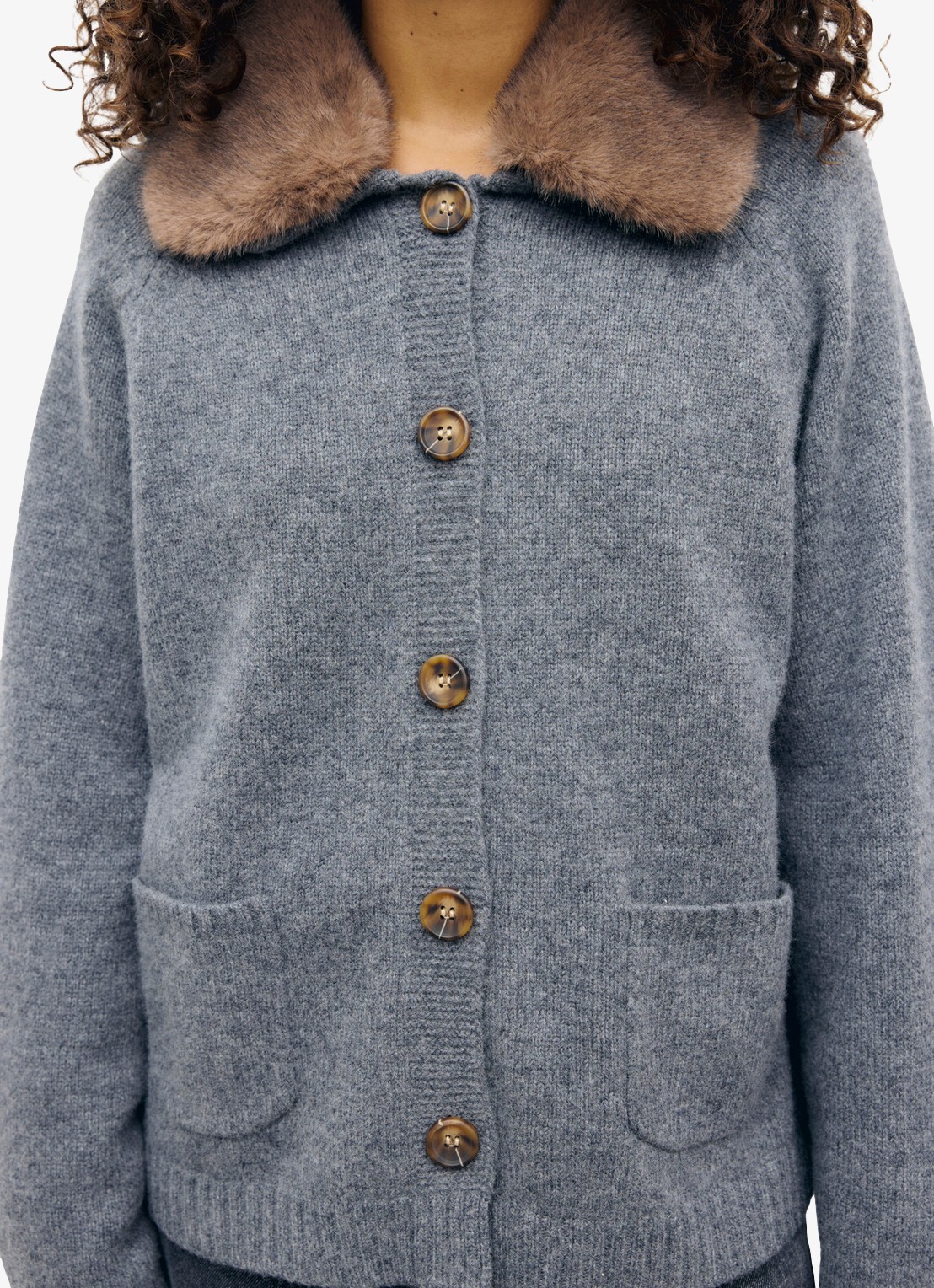 Gerard Darel Rhiza vest van kasjmier met kraag en vingerloze handschoenen - detail 2 grijsmele