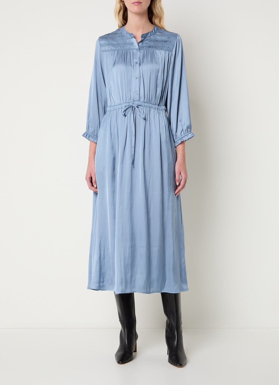 Gerard Darel Rubie midi tuniekjurk van satijn met strikceintuur - detail 2 lichtblauw