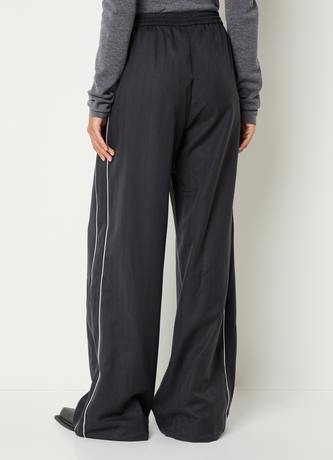 Gestuz Alezia mid waist loose fit trackpants met steekzakken - achterkant donkergrijs
